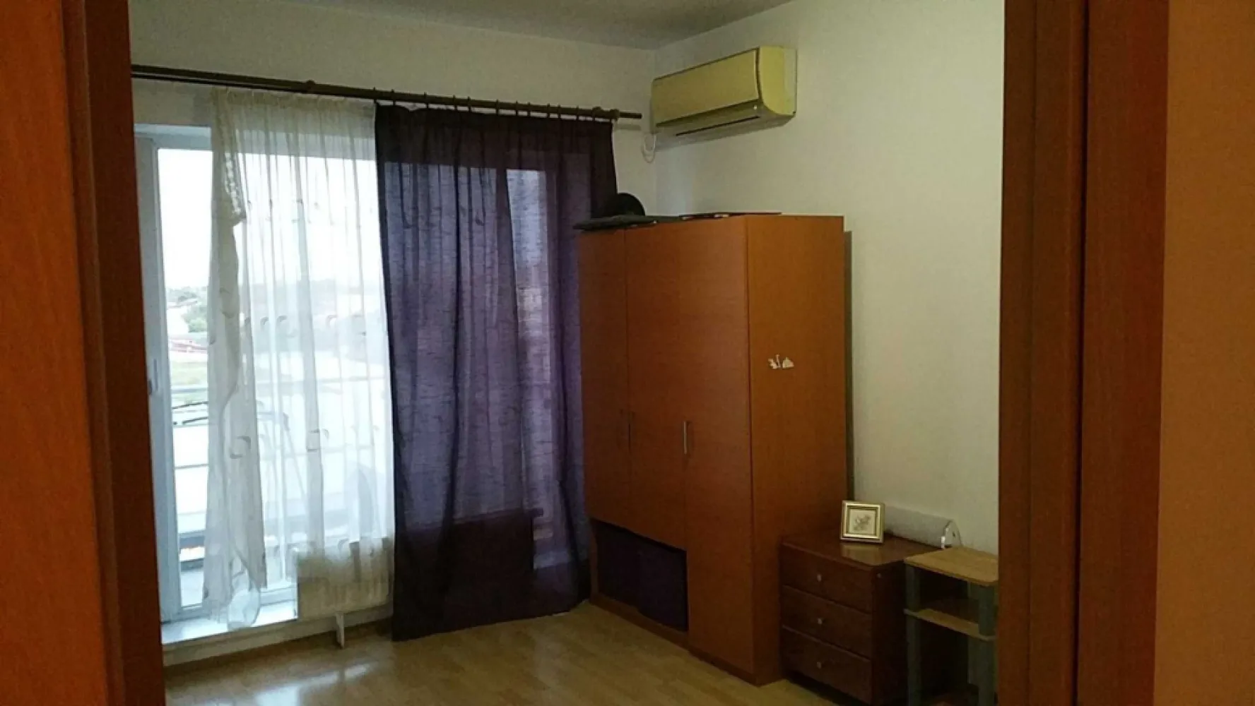 Inchiriez apartament 2 camere Titan - Rasarit de Soare - Inchiriez apartament 2 camere in complex Rasarit de Soare (Titan, langa Auchan și Lidl, în apropiere de Parcul Teilor), cu bucatarie mobilata, combina frigorifica, aragaz, masina de spalat și cuptor cu microunde.
Sufragerie mobilată, șifonier și comodă în dormitor - chiriașul trebuie să își aducă pat.
Aer condiționat în fiecare cameră.
Televizor în fiecare cameră.
2 balcoane.
Tamplarie termopan, usa metalica, parchet, gresie, faianta. etaj 3/11.
Complex pazit, internet, cablu. Toate utilitatile contorizate individual.
Apel după ora 17.