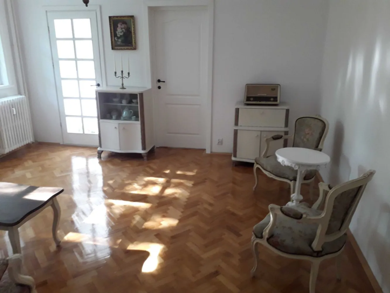 Proprietar, inchiriez apartament 2 camere Titan metrou - Proprietar inchirez apartament 2 camere complet renovat, mobilat de lux stil shabby chic, situat la 3 minute de statia de metrou Titan si de parcul IOR. Zona verde, balcon deschis, ferestre noi cu tamplarie din lemn, parchet lemn masiv, masina de spalat whirpool noua. Aproape de scoala 195 si de restaurantul Allegro.
 Apartamentul se preteaza pentru 1-2 persoane. Pe canapeaua din sufragerie nu se poate dormi. Nefumatori. Fara animale. Se percepe o luna garantie si o luna avans. Exclus agentii.