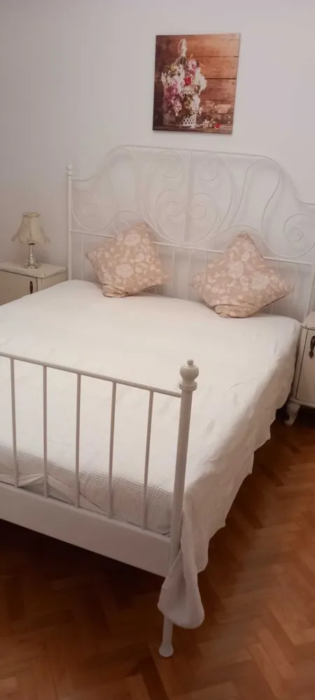 Proprietar, inchiriez apartament 2 camere Titan metrou - Proprietar inchirez apartament 2 camere complet renovat, mobilat de lux stil shabby chic, situat la 3 minute de statia de metrou Titan si de parcul IOR. Zona verde, balcon deschis, ferestre noi cu tamplarie din lemn, parchet lemn masiv, masina de spalat whirpool noua. Aproape de scoala 195 si de restaurantul Allegro.
 Apartamentul se preteaza pentru 1-2 persoane. Pe canapeaua din sufragerie nu se poate dormi. Nefumatori. Fara animale. Se percepe o luna garantie si o luna avans. Exclus agentii.