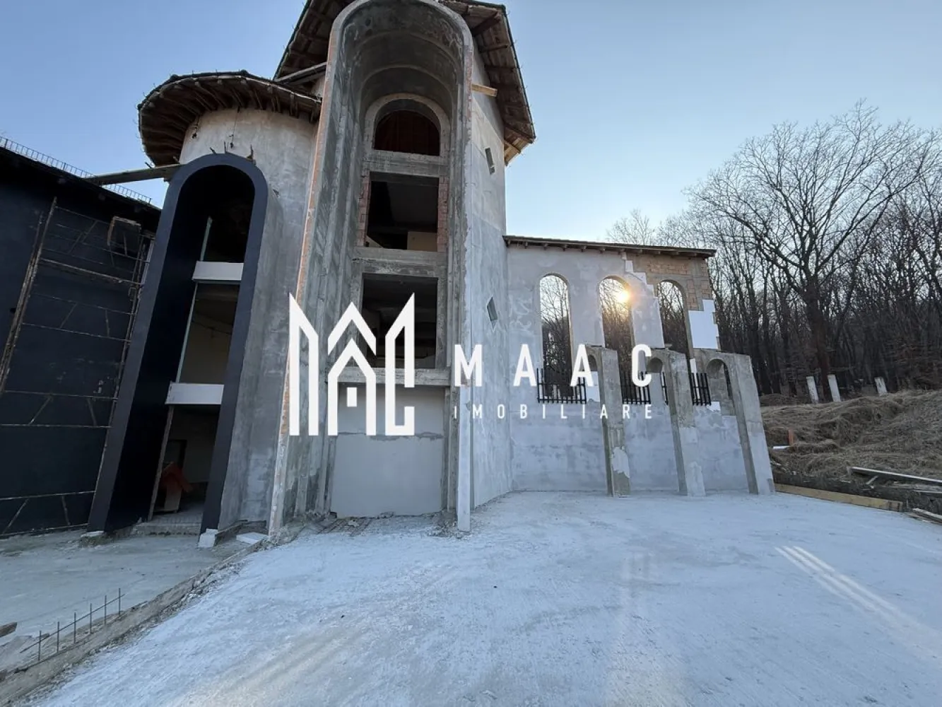 Proprietate specială I 1224 mp I Teren 2000 mp I Wewern - Această proprietate spectaculoasă redefinește standardele confortului modern printr-o arhitectură impresionantă și facilități premium. Elementul central al construcției este o structură prismatică unică, dispusă pe 4 niveluri, încununată de o cupolă deschisă, ornată cu vitralii pe fiecare etaj. Această caracteristică deosebită nu doar oferă eleganță, ci devine și punctul focal al întregii proprietăți, circumferința acesteia fiind zona de integrare a celorlalte compartimente locuibile.

Construcția cuprinde nu mai puțin de 16 compartimente proiectate pentru a oferi un nivel maxim de confort și funcționalitate.

Demisolul include un garaj încăpător pentru două mașini, o spălătorie, spații de depozitare și o scară interioară care face legătura cu livingul generos de la parter.

Camera de zi a parterului este construită în jurul unei camere circulare impresionante, oferind acces către o bucătărie modernă cu balcon, o baie, o terasă acoperită și o terasă deschisă spectaculoasă de 260 mp.

Mansarda este accesibilă prin 3 scări interioare și găzduiește patru dormitoare (unul cu baie proprie), un dressing, o baie cu perete vitrat, o terasă, precum și un hol oval de 40 mp cu deschidere către living.

Nivelul superior este completat de o terasă deschisă de 87 mp, accesibilă din camera circulară și scările interioare.

În plus, proprietatea beneficiază de o filigorie închisă, complet utilată, conectată cu terasa superioară printr-o alee pietonală , ce adaugă un plus de confort și rafinament. Curtea va fi decorată cu coloane romane ce subliniază eleganța și grandoarea proprietății, iar limita terenului este marcată de o pădure luxuriantă, oferind intimitate absolută, fără vecini în imediata apropiere.

Instalațiile sanitare, electrice și de încălzire în pardoseală au fost inițiate odată cu avansarea șantierului.
Progresul de finisare a construcției a încetat la acest stadiu de roșu, următorul beneficiar având posibilitatea finisării după bunul plac.

Aceasta nu este doar o casă, ci o capodoperă arhitecturală, perfectă pentru cei care apreciază combinația între luxul modern și armonia cu natura. 
Contactați-ne pentru mai multe detalii și pentru a programa o vizionare, specificând ID CP2322381.