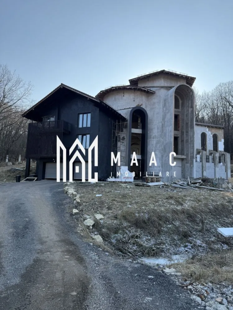 Proprietate specială I 1224 mp I Teren 2000 mp I Wewern - Această proprietate spectaculoasă redefinește standardele confortului modern printr-o arhitectură impresionantă și facilități premium. Elementul central al construcției este o structură prismatică unică, dispusă pe 4 niveluri, încununată de o cupolă deschisă, ornată cu vitralii pe fiecare etaj. Această caracteristică deosebită nu doar oferă eleganță, ci devine și punctul focal al întregii proprietăți, circumferința acesteia fiind zona de integrare a celorlalte compartimente locuibile.

Construcția cuprinde nu mai puțin de 16 compartimente proiectate pentru a oferi un nivel maxim de confort și funcționalitate.

Demisolul include un garaj încăpător pentru două mașini, o spălătorie, spații de depozitare și o scară interioară care face legătura cu livingul generos de la parter.

Camera de zi a parterului este construită în jurul unei camere circulare impresionante, oferind acces către o bucătărie modernă cu balcon, o baie, o terasă acoperită și o terasă deschisă spectaculoasă de 260 mp.

Mansarda este accesibilă prin 3 scări interioare și găzduiește patru dormitoare (unul cu baie proprie), un dressing, o baie cu perete vitrat, o terasă, precum și un hol oval de 40 mp cu deschidere către living.

Nivelul superior este completat de o terasă deschisă de 87 mp, accesibilă din camera circulară și scările interioare.

În plus, proprietatea beneficiază de o filigorie închisă, complet utilată, conectată cu terasa superioară printr-o alee pietonală , ce adaugă un plus de confort și rafinament. Curtea va fi decorată cu coloane romane ce subliniază eleganța și grandoarea proprietății, iar limita terenului este marcată de o pădure luxuriantă, oferind intimitate absolută, fără vecini în imediata apropiere.

Instalațiile sanitare, electrice și de încălzire în pardoseală au fost inițiate odată cu avansarea șantierului.
Progresul de finisare a construcției a încetat la acest stadiu de roșu, următorul beneficiar având posibilitatea finisării după bunul plac.

Aceasta nu este doar o casă, ci o capodoperă arhitecturală, perfectă pentru cei care apreciază combinația între luxul modern și armonia cu natura. 
Contactați-ne pentru mai multe detalii și pentru a programa o vizionare, specificând ID CP2322381.