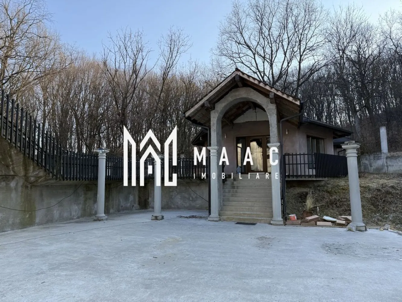 Proprietate specială I 1224 mp I Teren 2000 mp I Wewern - Această proprietate spectaculoasă redefinește standardele confortului modern printr-o arhitectură impresionantă și facilități premium. Elementul central al construcției este o structură prismatică unică, dispusă pe 4 niveluri, încununată de o cupolă deschisă, ornată cu vitralii pe fiecare etaj. Această caracteristică deosebită nu doar oferă eleganță, ci devine și punctul focal al întregii proprietăți, circumferința acesteia fiind zona de integrare a celorlalte compartimente locuibile.

Construcția cuprinde nu mai puțin de 16 compartimente proiectate pentru a oferi un nivel maxim de confort și funcționalitate.

Demisolul include un garaj încăpător pentru două mașini, o spălătorie, spații de depozitare și o scară interioară care face legătura cu livingul generos de la parter.

Camera de zi a parterului este construită în jurul unei camere circulare impresionante, oferind acces către o bucătărie modernă cu balcon, o baie, o terasă acoperită și o terasă deschisă spectaculoasă de 260 mp.

Mansarda este accesibilă prin 3 scări interioare și găzduiește patru dormitoare (unul cu baie proprie), un dressing, o baie cu perete vitrat, o terasă, precum și un hol oval de 40 mp cu deschidere către living.

Nivelul superior este completat de o terasă deschisă de 87 mp, accesibilă din camera circulară și scările interioare.

În plus, proprietatea beneficiază de o filigorie închisă, complet utilată, conectată cu terasa superioară printr-o alee pietonală , ce adaugă un plus de confort și rafinament. Curtea va fi decorată cu coloane romane ce subliniază eleganța și grandoarea proprietății, iar limita terenului este marcată de o pădure luxuriantă, oferind intimitate absolută, fără vecini în imediata apropiere.

Instalațiile sanitare, electrice și de încălzire în pardoseală au fost inițiate odată cu avansarea șantierului.
Progresul de finisare a construcției a încetat la acest stadiu de roșu, următorul beneficiar având posibilitatea finisării după bunul plac.

Aceasta nu este doar o casă, ci o capodoperă arhitecturală, perfectă pentru cei care apreciază combinația între luxul modern și armonia cu natura. 
Contactați-ne pentru mai multe detalii și pentru a programa o vizionare, specificând ID CP2322381.