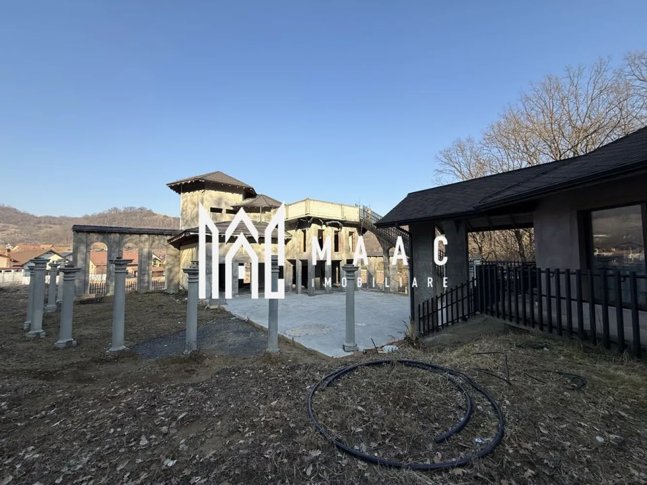 Proprietate specială I 1224 mp I Teren 2000 mp I Wewern - Această proprietate spectaculoasă redefinește standardele confortului modern printr-o arhitectură impresionantă și facilități premium. Elementul central al construcției este o structură prismatică unică, dispusă pe 4 niveluri, încununată de o cupolă deschisă, ornată cu vitralii pe fiecare etaj. Această caracteristică deosebită nu doar oferă eleganță, ci devine și punctul focal al întregii proprietăți, circumferința acesteia fiind zona de integrare a celorlalte compartimente locuibile.

Construcția cuprinde nu mai puțin de 16 compartimente proiectate pentru a oferi un nivel maxim de confort și funcționalitate.

Demisolul include un garaj încăpător pentru două mașini, o spălătorie, spații de depozitare și o scară interioară care face legătura cu livingul generos de la parter.

Camera de zi a parterului este construită în jurul unei camere circulare impresionante, oferind acces către o bucătărie modernă cu balcon, o baie, o terasă acoperită și o terasă deschisă spectaculoasă de 260 mp.

Mansarda este accesibilă prin 3 scări interioare și găzduiește patru dormitoare (unul cu baie proprie), un dressing, o baie cu perete vitrat, o terasă, precum și un hol oval de 40 mp cu deschidere către living.

Nivelul superior este completat de o terasă deschisă de 87 mp, accesibilă din camera circulară și scările interioare.

În plus, proprietatea beneficiază de o filigorie închisă, complet utilată, conectată cu terasa superioară printr-o alee pietonală , ce adaugă un plus de confort și rafinament. Curtea va fi decorată cu coloane romane ce subliniază eleganța și grandoarea proprietății, iar limita terenului este marcată de o pădure luxuriantă, oferind intimitate absolută, fără vecini în imediata apropiere.

Instalațiile sanitare, electrice și de încălzire în pardoseală au fost inițiate odată cu avansarea șantierului.
Progresul de finisare a construcției a încetat la acest stadiu de roșu, următorul beneficiar având posibilitatea finisării după bunul plac.

Aceasta nu este doar o casă, ci o capodoperă arhitecturală, perfectă pentru cei care apreciază combinația între luxul modern și armonia cu natura. 
Contactați-ne pentru mai multe detalii și pentru a programa o vizionare, specificând ID CP2322381.