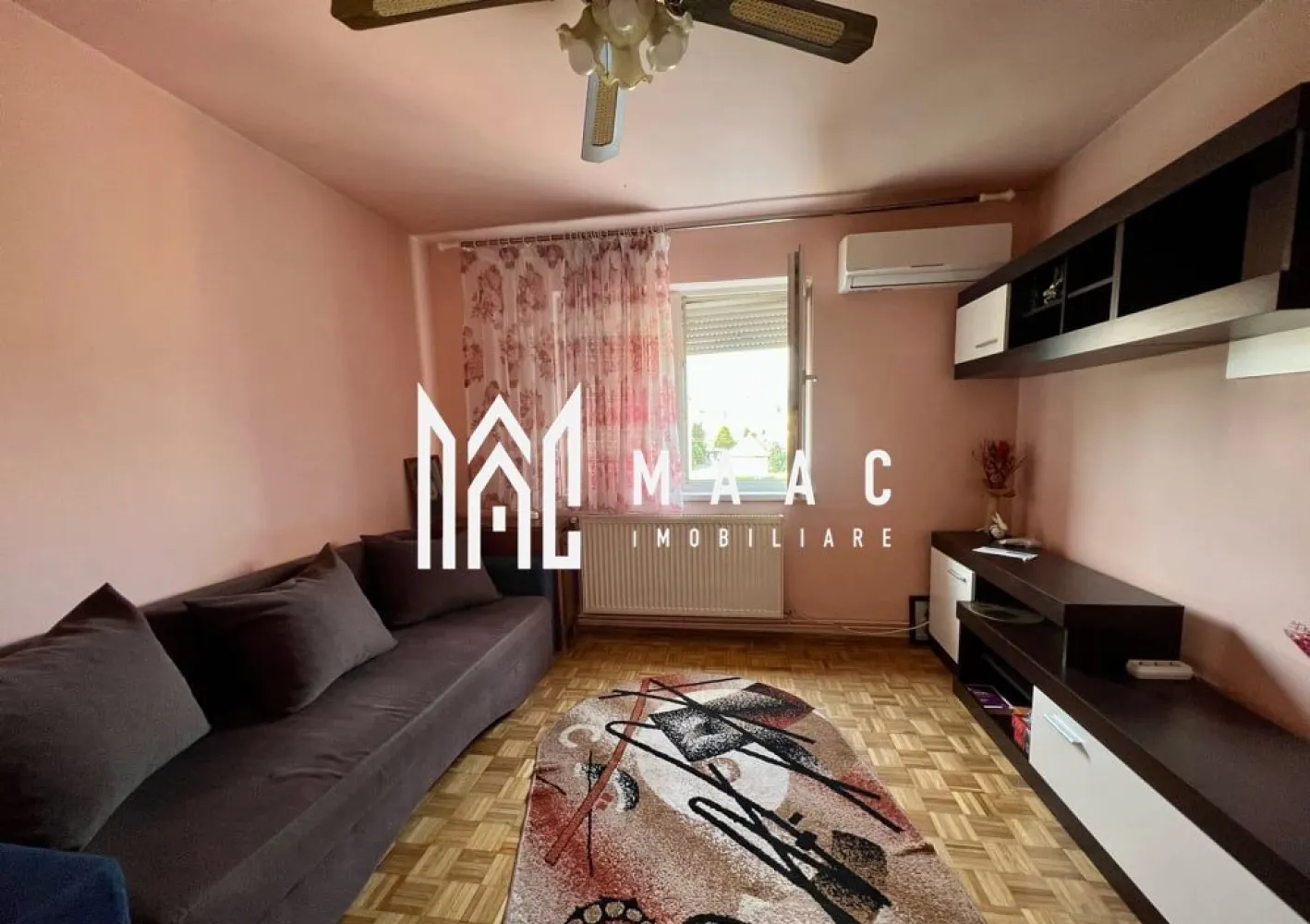 Apartament 3 Camere I 50 MPU I Semidecomandat I Cisnădie - MAAC Imobiliare vă propune spre vânzare un apartament cu 3 camere, de tip semidecomandat, situat în Cisnădie, o alegere excelentă pentru cei care își doresc o locuință pe care să o amenajeze și personalizeze complet după propriul stil și preferințe. Proprietatea este disponibilă imediat și reprezintă atât o opțiune potrivită pentru locuit, cât și o investiție atractivă pe piața imobiliară.

Apartamentul este situat la etajul 4 al unui imobil cu 4 niveluri și beneficiază de o compartimentare practică, oferind spații bine delimitate și funcționale. Locuința necesită renovare, ceea ce oferă viitorilor proprietari posibilitatea de a amenaja interiorul conform propriilor nevoi și standarde de confort.

Compartimentarea interioară este realizată astfel:
-hol de intrare
-living luminos
-2 dormitoare separate
-bucătărie
-baie

Caracteristicile principale ale proprietății:
-apartament cu 3 camere
-compartimentare semidecomandată
-etaj 4 din 4
-disponibil imediat
-posibilitate de renovare și personalizare integrală
-potențial excelent pentru investiție
-zonă accesibilă și bine conectată

Apartamentul beneficiază de o amplasare avantajoasă în Cisnădie, cu acces rapid către toate facilitățile necesare unui stil de viață confortabil:
-școli și grădinițe
-instituții medicale
-restaurante și cafenele
-zone pentru petrecerea timpului liber
-centre comerciale și magazine
-unități bancare
-acces facil către principalele zone ale orașului

Datorită poziționării, compartimentării și potențialului de amenajare, această proprietate reprezintă o oportunitate foarte bună pentru cei care caută un apartament cu 3 camere în Cisnădie, într-o zonă cu infrastructură completă și acces facil către punctele de interes.

Pentru mai multe detalii sau pentru programarea unei vizionări, vă rugăm să ne contactați și să specificați CP2316912.