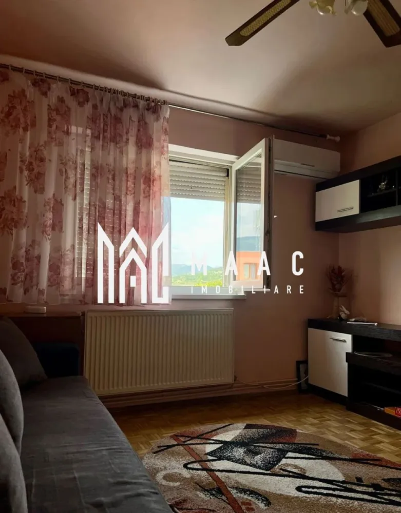 Apartament 3 Camere I 50 MPU I Semidecomandat I Cisnădie - MAAC Imobiliare vă propune spre vânzare un apartament cu 3 camere, de tip semidecomandat, situat în Cisnădie, o alegere excelentă pentru cei care își doresc o locuință pe care să o amenajeze și personalizeze complet după propriul stil și preferințe. Proprietatea este disponibilă imediat și reprezintă atât o opțiune potrivită pentru locuit, cât și o investiție atractivă pe piața imobiliară.

Apartamentul este situat la etajul 4 al unui imobil cu 4 niveluri și beneficiază de o compartimentare practică, oferind spații bine delimitate și funcționale. Locuința necesită renovare, ceea ce oferă viitorilor proprietari posibilitatea de a amenaja interiorul conform propriilor nevoi și standarde de confort.

Compartimentarea interioară este realizată astfel:
-hol de intrare
-living luminos
-2 dormitoare separate
-bucătărie
-baie

Caracteristicile principale ale proprietății:
-apartament cu 3 camere
-compartimentare semidecomandată
-etaj 4 din 4
-disponibil imediat
-posibilitate de renovare și personalizare integrală
-potențial excelent pentru investiție
-zonă accesibilă și bine conectată

Apartamentul beneficiază de o amplasare avantajoasă în Cisnădie, cu acces rapid către toate facilitățile necesare unui stil de viață confortabil:
-școli și grădinițe
-instituții medicale
-restaurante și cafenele
-zone pentru petrecerea timpului liber
-centre comerciale și magazine
-unități bancare
-acces facil către principalele zone ale orașului

Datorită poziționării, compartimentării și potențialului de amenajare, această proprietate reprezintă o oportunitate foarte bună pentru cei care caută un apartament cu 3 camere în Cisnădie, într-o zonă cu infrastructură completă și acces facil către punctele de interes.

Pentru mai multe detalii sau pentru programarea unei vizionări, vă rugăm să ne contactați și să specificați CP2316912.