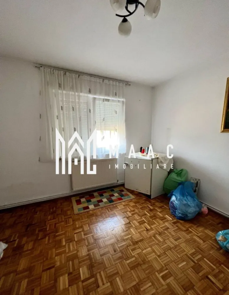 Apartament 3 Camere I 50 MPU I Semidecomandat I Cisnădie - MAAC Imobiliare vă propune spre vânzare un apartament cu 3 camere, de tip semidecomandat, situat în Cisnădie, o alegere excelentă pentru cei care își doresc o locuință pe care să o amenajeze și personalizeze complet după propriul stil și preferințe. Proprietatea este disponibilă imediat și reprezintă atât o opțiune potrivită pentru locuit, cât și o investiție atractivă pe piața imobiliară.

Apartamentul este situat la etajul 4 al unui imobil cu 4 niveluri și beneficiază de o compartimentare practică, oferind spații bine delimitate și funcționale. Locuința necesită renovare, ceea ce oferă viitorilor proprietari posibilitatea de a amenaja interiorul conform propriilor nevoi și standarde de confort.

Compartimentarea interioară este realizată astfel:
-hol de intrare
-living luminos
-2 dormitoare separate
-bucătărie
-baie

Caracteristicile principale ale proprietății:
-apartament cu 3 camere
-compartimentare semidecomandată
-etaj 4 din 4
-disponibil imediat
-posibilitate de renovare și personalizare integrală
-potențial excelent pentru investiție
-zonă accesibilă și bine conectată

Apartamentul beneficiază de o amplasare avantajoasă în Cisnădie, cu acces rapid către toate facilitățile necesare unui stil de viață confortabil:
-școli și grădinițe
-instituții medicale
-restaurante și cafenele
-zone pentru petrecerea timpului liber
-centre comerciale și magazine
-unități bancare
-acces facil către principalele zone ale orașului

Datorită poziționării, compartimentării și potențialului de amenajare, această proprietate reprezintă o oportunitate foarte bună pentru cei care caută un apartament cu 3 camere în Cisnădie, într-o zonă cu infrastructură completă și acces facil către punctele de interes.

Pentru mai multe detalii sau pentru programarea unei vizionări, vă rugăm să ne contactați și să specificați CP2316912.