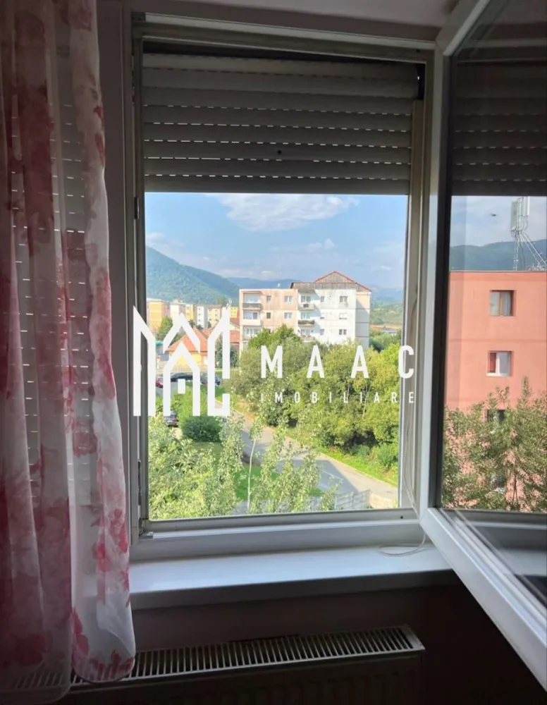 Apartament 3 Camere I 50 MPU I Semidecomandat I Cisnădie - MAAC Imobiliare vă propune spre vânzare un apartament cu 3 camere, de tip semidecomandat, situat în Cisnădie, o alegere excelentă pentru cei care își doresc o locuință pe care să o amenajeze și personalizeze complet după propriul stil și preferințe. Proprietatea este disponibilă imediat și reprezintă atât o opțiune potrivită pentru locuit, cât și o investiție atractivă pe piața imobiliară.

Apartamentul este situat la etajul 4 al unui imobil cu 4 niveluri și beneficiază de o compartimentare practică, oferind spații bine delimitate și funcționale. Locuința necesită renovare, ceea ce oferă viitorilor proprietari posibilitatea de a amenaja interiorul conform propriilor nevoi și standarde de confort.

Compartimentarea interioară este realizată astfel:
-hol de intrare
-living luminos
-2 dormitoare separate
-bucătărie
-baie

Caracteristicile principale ale proprietății:
-apartament cu 3 camere
-compartimentare semidecomandată
-etaj 4 din 4
-disponibil imediat
-posibilitate de renovare și personalizare integrală
-potențial excelent pentru investiție
-zonă accesibilă și bine conectată

Apartamentul beneficiază de o amplasare avantajoasă în Cisnădie, cu acces rapid către toate facilitățile necesare unui stil de viață confortabil:
-școli și grădinițe
-instituții medicale
-restaurante și cafenele
-zone pentru petrecerea timpului liber
-centre comerciale și magazine
-unități bancare
-acces facil către principalele zone ale orașului

Datorită poziționării, compartimentării și potențialului de amenajare, această proprietate reprezintă o oportunitate foarte bună pentru cei care caută un apartament cu 3 camere în Cisnădie, într-o zonă cu infrastructură completă și acces facil către punctele de interes.

Pentru mai multe detalii sau pentru programarea unei vizionări, vă rugăm să ne contactați și să specificați CP2316912.