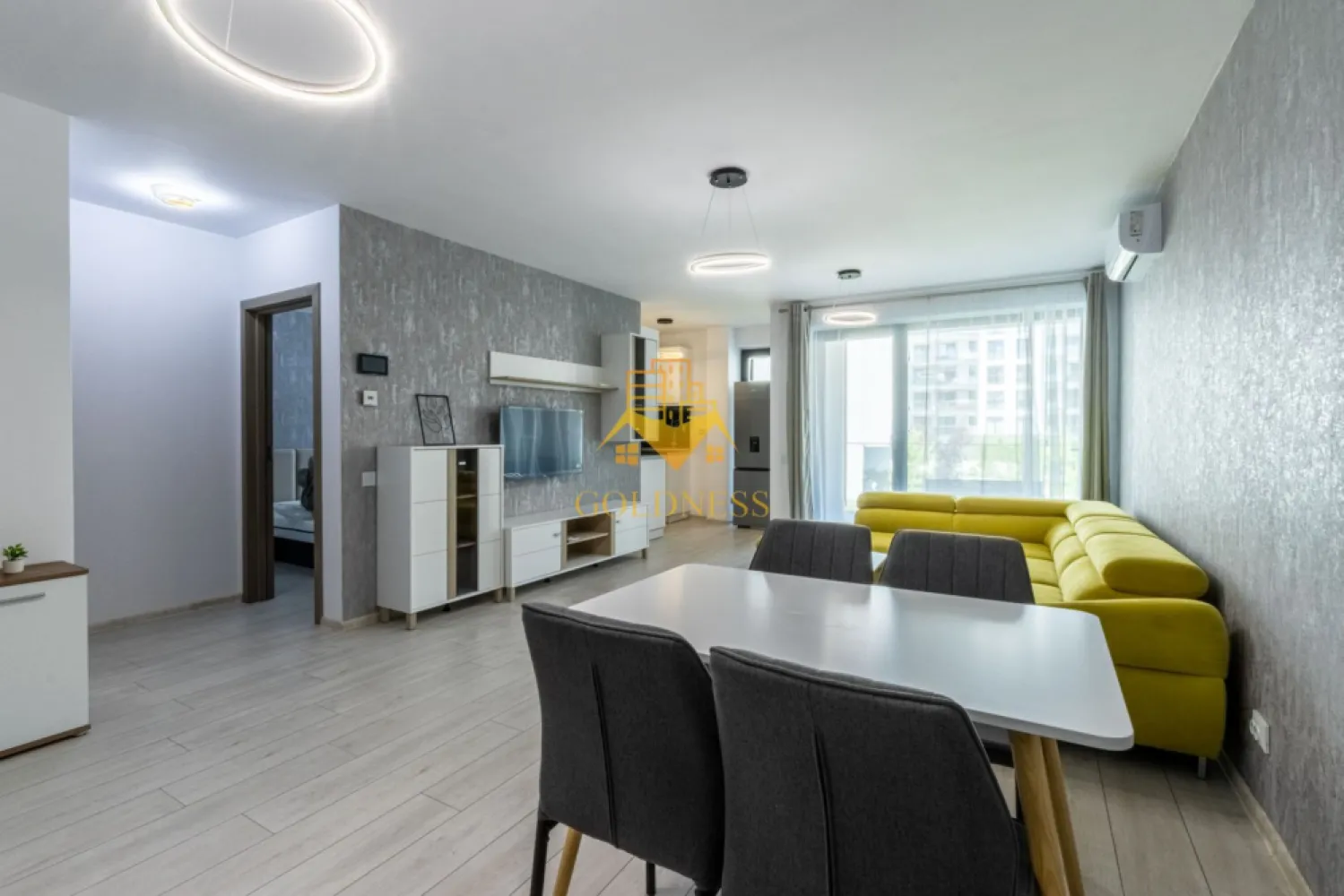 2 camere, Premium, bloc nou,terasa,Marasti Zona The Office,Record Park - GOLDNESS Imobiliare vă propune spre închiriere un apartament cu 2 camere complet mobilat și utilat, la etajul 1 într-un imobil de 7 etaje, în Cartierul Marasti.
Dispune de loc de parcare subterana!
Se află în apropierea stațiilor de transport în comun, magazine, restaurante, spații verzi, farmacii, etc. 

Apartamentul este compartimentat astfel:
 - dormitor cu pat matrimonial, dressing, noptiere
 - living cu bucatarie open space complet utilată și mobilată, canapea extensibilă, loc de servit masa 
 - baie cu cabina de dus, calorifer port prosop și dulap pentru depozitare.
 - terasa de 12 mp.

Imobilul este dotat cu toate cele necesare- centrală pe imobil, frigider, aragaz, hotă, mașină de spălat haine, etc. 

Dacă sunteți interesați de acest apartament și doriți să îl vizionați, dar și pentru alte oferte nu ezitați să ne contactați telefonic sau prin e-mail. Vă stăm la dispoziție!
Pentru intermediere se percepe un comision de 50% din prețul chiriei!