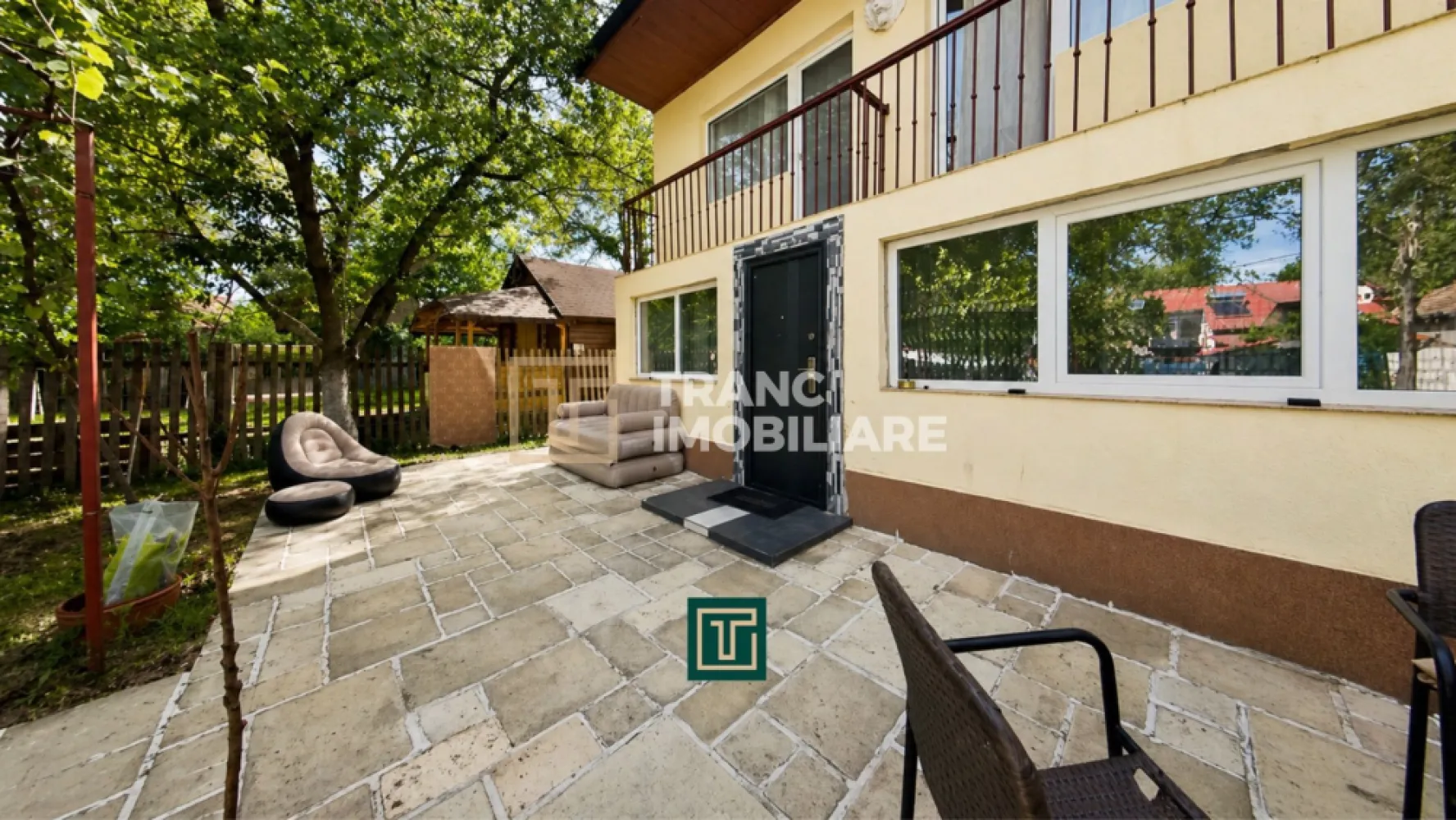 Cabană de vânzare la 3 Insule-Arad - Tranc Imobiliare vă propune spre vânzare, în exclusivitate, o cabană situată în zona 3 Insule, Arad, într-un cadru natural deosebit, ideal pentru relaxare și timp petrecut în aer liber.

Proprietatea este amplasată într-o locație unică, în mijlocul naturii, oferind liniște și intimitate. În exterior există facilități pentru relaxare, inclusiv un foișor amenajat, potrivit pentru grătar sau momente petrecute în aer liber.

Cabana este spațioasă și practică, având o compartimentare eficientă. La parter se regăsește o zonă de living cu bucătărie deschisă și o masă generoasă, ideală pentru socializare. Proprietatea este bine izolată, ceea ce asigură menținerea temperaturii optime atât vara, cât și iarna, fără a fi necesar aer condiționat.

Încălzirea este realizată printr-un șemineu pe peleți, nou, care încălzește eficient întreaga cabană. De asemenea, proprietatea dispune și de un șemineu pe lemne.

Cabana are o suprafață construită de 98 mp și o suprafață utilă de 49 mp, fiind dispusă pe parter și etaj (P+1). Proprietatea beneficiază de un teren de 409 mp, concesionat de la Primărie, și loc de parcare în curte, oferind confort și siguranță.

În ceea ce privește utilitățile, cabana dispune de apă prin hidrofor, iar sistemul de evacuare este realizat prin decontor, specific zonei 3 Insule, unde nu există canalizare clasică. Curentul este de la rețea. 

Prețul proprietății este de 79.900 euro.
Pentru mai multe detalii și programarea unei vizionări:
📞 +40 748 125 408