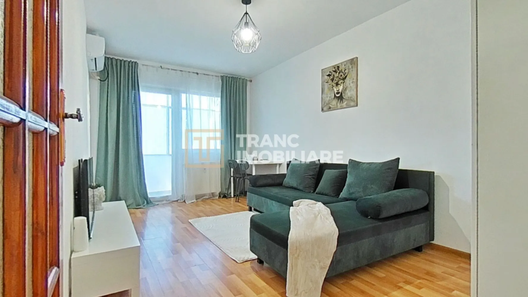 Garsoniera confort 1 de inchiriat, Micalaca Arad - Disponibilă acum spre închiriere, această garsonieră confort 1 din Micălaca, Arad, este o opțiune excelentă pentru cei care își doresc un spațiu modern, bine poziționat și gata de mutare.

Locuința are o suprafață utilă de 31 mp și o suprafață desfășurată de 39 mp, fiind compartimentată semidecomandat: o cameră luminoasă, bucătărie separată, coridor, baie și balcon. Este situată la etajul 4 al unui bloc cu 4 etaje, construit în 1980.

Garsoniera a fost proaspăt renovată și urmează să fie închiriată pentru prima dată după renovare. Interiorul beneficiază de mobilier modern, finisaje actuale și o atmosferă curată, plăcută — genul de locuință în care intri și simți imediat că „aici merge o cafea pe balcon”.

Un avantaj important îl reprezintă încălzirea prin CET, care oferă costuri de întreținere avantajoase și predictibile. Pentru parcare, există posibilitatea obținerii unui loc prin Recons sau utilizarea zonelor nemarcate din apropiere.

Zona este unul dintre marile puncte forte ale proprietății: acces rapid către facultate, parcuri, spital privat, magazine, transport în comun și alte facilități utile vieții de zi cu zi.

Dacă îți dorești o garsonieră renovată, bine amplasată și eficientă din punct de vedere al costurilor, această proprietate merită văzută.