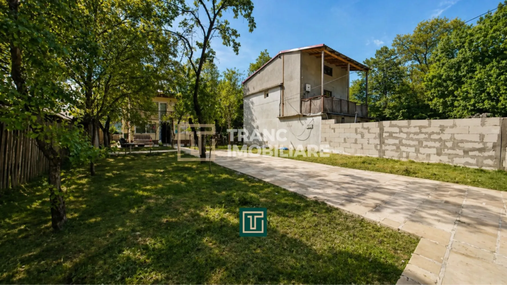 Cabană de vânzare la 3 Insule-Arad - Tranc Imobiliare vă propune spre vânzare, în exclusivitate, o cabană situată în zona 3 Insule, Arad, într-un cadru natural deosebit, ideal pentru relaxare și timp petrecut în aer liber.

Proprietatea este amplasată într-o locație unică, în mijlocul naturii, oferind liniște și intimitate. În exterior există facilități pentru relaxare, inclusiv un foișor amenajat, potrivit pentru grătar sau momente petrecute în aer liber.

Cabana este spațioasă și practică, având o compartimentare eficientă. La parter se regăsește o zonă de living cu bucătărie deschisă și o masă generoasă, ideală pentru socializare. Proprietatea este bine izolată, ceea ce asigură menținerea temperaturii optime atât vara, cât și iarna, fără a fi necesar aer condiționat.

Încălzirea este realizată printr-un șemineu pe peleți, nou, care încălzește eficient întreaga cabană. De asemenea, proprietatea dispune și de un șemineu pe lemne.

Cabana are o suprafață construită de 98 mp și o suprafață utilă de 49 mp, fiind dispusă pe parter și etaj (P+1). Proprietatea beneficiază de un teren de 409 mp, concesionat de la Primărie, și loc de parcare în curte, oferind confort și siguranță.

În ceea ce privește utilitățile, cabana dispune de apă prin hidrofor, iar sistemul de evacuare este realizat prin decontor, specific zonei 3 Insule, unde nu există canalizare clasică. Curentul este de la rețea. 

Prețul proprietății este de 79.900 euro.
Pentru mai multe detalii și programarea unei vizionări:
📞 +40 748 125 408