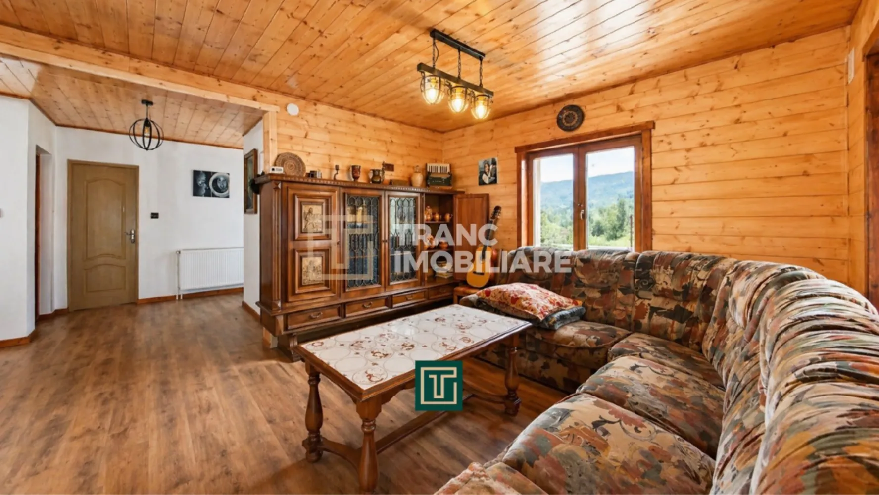Cabana în Arieșeni | 4 dormitoare | ideală pentru Airbnb/Booking - Tranc Imobiliare vă prezintă în exclusivitate o cabană de vânzare în satul Bubești, comuna Arieșeni, județul Alba, după satul de vacanță Vârtop.

Cabană nouă, bine întreținută, pregătită pentru utilizare imediată, folosită exclusiv în scop personal, nu în regim turistic, ceea ce se reflectă în starea foarte bună a proprietății. Cabana este ideală pentru vacanțe în familie sau grupuri și are o capacitate de aproximativ 8–10 persoane.

Proprietatea este amplasată într-o zonă de munte liniștită, cu aer curat și peisaj natural. Accesul se face din drumul național, urmat de un drum de pământ pietruit, parcurs în aproximativ 5 minute cu mașina până la cabană.

Cabana are o suprafață construită de 140 mp și o suprafață utilă de 129 mp, la care se adaugă o terasă de aproximativ 30 mp construiți. Suprafața totală a terenului este de 447 mp.

Compartimentarea este realizată eficient. La parter se regăsesc un hol de acces, debara pentru depozitare, bucătărie separată, baie, cameră tehnică și un living spațios cu ieșire directă către terasă. La etaj, respectiv mansardă, sunt dispuse patru dormitoare și o baie.

Exteriorul proprietății este amenajat pentru relaxare și activități în aer liber, incluzând terasă cu priveliște către natură, foișor pentru grătar, spațiu de depozitare sau magazie de lemne și teren generos cu locuri de parcare.

Din punct de vedere al utilităților, cabana dispune de încălzire prin centrală electrică și șemineu pe lemne, apă din izvor captat, fosă septică, curent electric și gaz pe butelie.

Proprietatea este potrivită atât pentru uz personal, ca loc de relaxare, vacanță sau chiar locuință permanentă, cât și ca investiție, având potențial foarte bun pentru închiriere în regim turistic.

Prețul este de 95.990 euro, iar pentru cumpărător comisionul este 0%.

Pentru mai multe detalii și programarea unei vizionări, vă stăm la dispoziție la numărul de telefon +40 748 125 408.