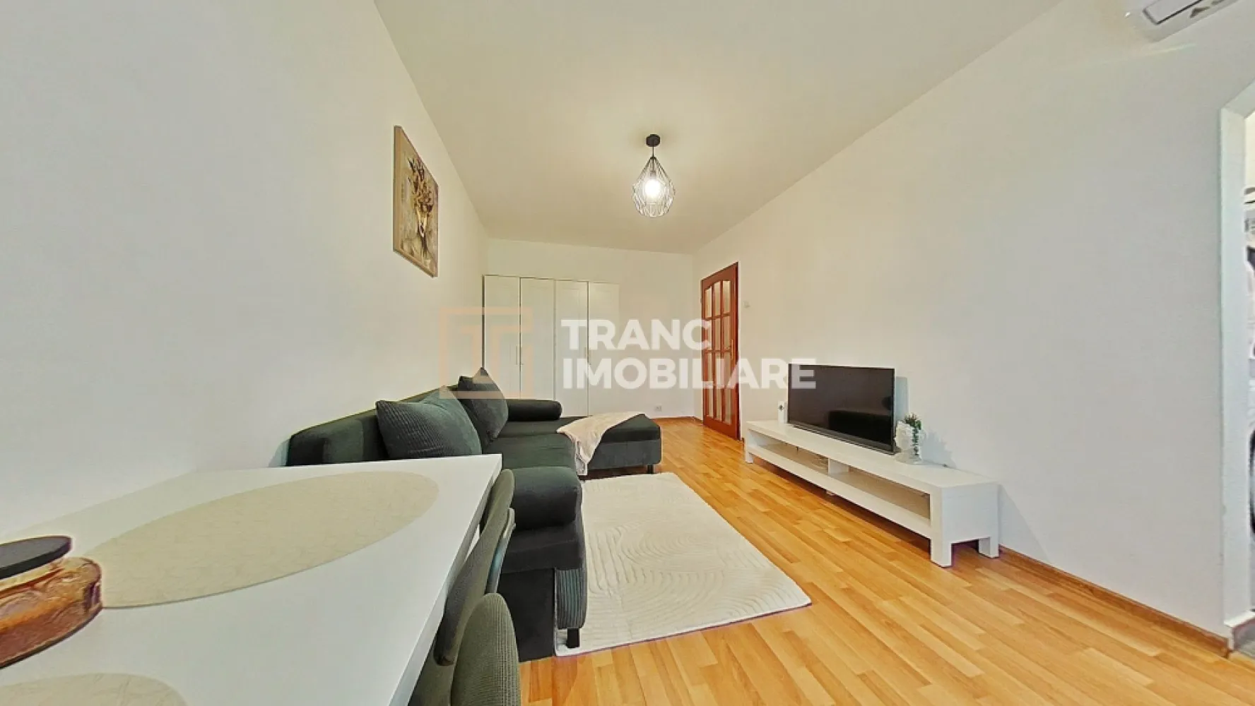 Garsoniera confort 1 de inchiriat, Micalaca Arad - Disponibilă acum spre închiriere, această garsonieră confort 1 din Micălaca, Arad, este o opțiune excelentă pentru cei care își doresc un spațiu modern, bine poziționat și gata de mutare.

Locuința are o suprafață utilă de 31 mp și o suprafață desfășurată de 39 mp, fiind compartimentată semidecomandat: o cameră luminoasă, bucătărie separată, coridor, baie și balcon. Este situată la etajul 4 al unui bloc cu 4 etaje, construit în 1980.

Garsoniera a fost proaspăt renovată și urmează să fie închiriată pentru prima dată după renovare. Interiorul beneficiază de mobilier modern, finisaje actuale și o atmosferă curată, plăcută — genul de locuință în care intri și simți imediat că „aici merge o cafea pe balcon”.

Un avantaj important îl reprezintă încălzirea prin CET, care oferă costuri de întreținere avantajoase și predictibile. Pentru parcare, există posibilitatea obținerii unui loc prin Recons sau utilizarea zonelor nemarcate din apropiere.

Zona este unul dintre marile puncte forte ale proprietății: acces rapid către facultate, parcuri, spital privat, magazine, transport în comun și alte facilități utile vieții de zi cu zi.

Dacă îți dorești o garsonieră renovată, bine amplasată și eficientă din punct de vedere al costurilor, această proprietate merită văzută.