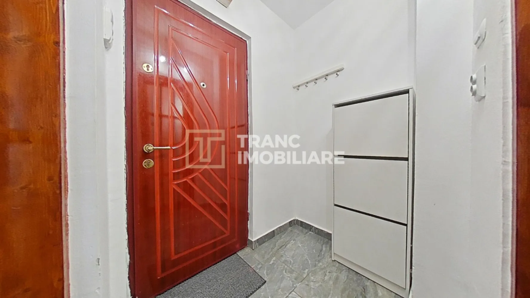 Garsoniera confort 1 de inchiriat, Micalaca Arad - Disponibilă acum spre închiriere, această garsonieră confort 1 din Micălaca, Arad, este o opțiune excelentă pentru cei care își doresc un spațiu modern, bine poziționat și gata de mutare.

Locuința are o suprafață utilă de 31 mp și o suprafață desfășurată de 39 mp, fiind compartimentată semidecomandat: o cameră luminoasă, bucătărie separată, coridor, baie și balcon. Este situată la etajul 4 al unui bloc cu 4 etaje, construit în 1980.

Garsoniera a fost proaspăt renovată și urmează să fie închiriată pentru prima dată după renovare. Interiorul beneficiază de mobilier modern, finisaje actuale și o atmosferă curată, plăcută — genul de locuință în care intri și simți imediat că „aici merge o cafea pe balcon”.

Un avantaj important îl reprezintă încălzirea prin CET, care oferă costuri de întreținere avantajoase și predictibile. Pentru parcare, există posibilitatea obținerii unui loc prin Recons sau utilizarea zonelor nemarcate din apropiere.

Zona este unul dintre marile puncte forte ale proprietății: acces rapid către facultate, parcuri, spital privat, magazine, transport în comun și alte facilități utile vieții de zi cu zi.

Dacă îți dorești o garsonieră renovată, bine amplasată și eficientă din punct de vedere al costurilor, această proprietate merită văzută.