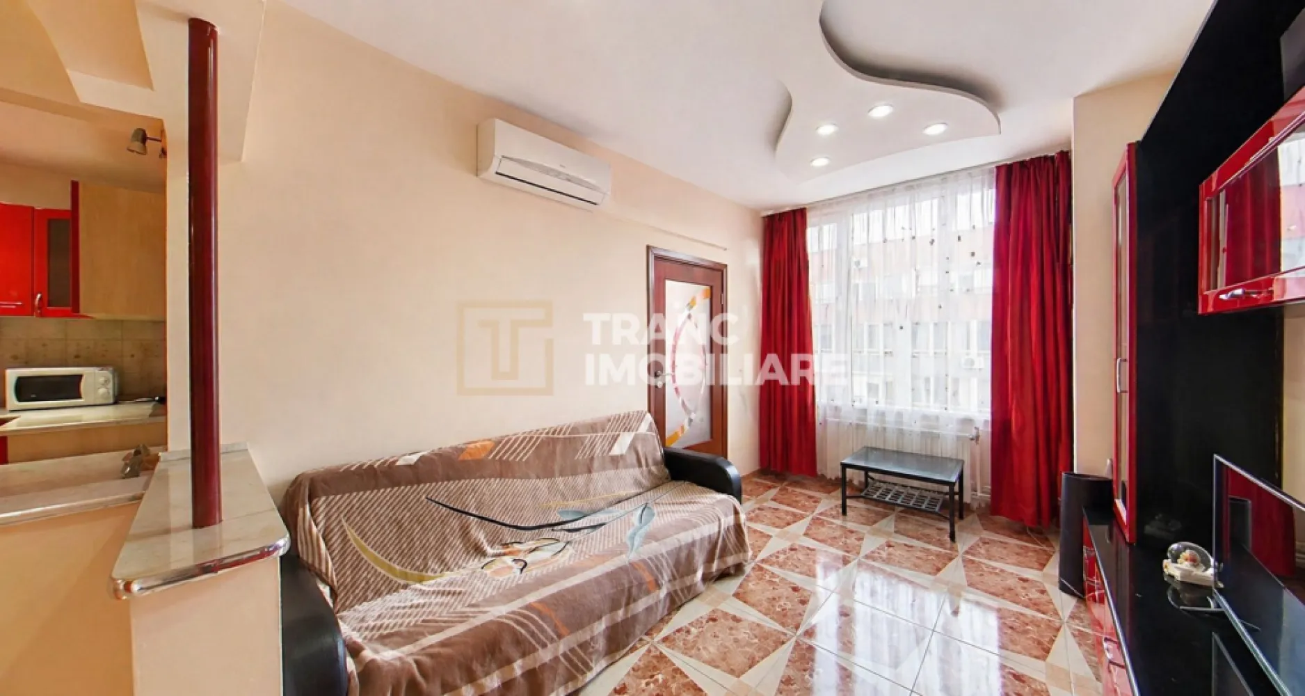 Apartament 2 camere de vanzare - UTA ,zona ARED - Îți prezentăm spre vânzare un apartament primitor cu 2 camere, situat într-una dintre cele mai căutate zone din Arad – UTA, zona ARED, într-un cartier liniștit și bine dezvoltat, cu acces rapid la toate facilitățile necesare.

Apartamentul are o suprafață utilă de 49 mp și o suprafață desfășurată de 70 mp și este semi-decomandat, fiind compartimentat eficient: sufragerie luminoasă, bucătărie cu loc de luat masa, dormitor confortabil și baie modernă cu cabină de duș. Proprietatea se află la etajul 4 dintr-un bloc cu 6 etaje, dotat cu lift, oferind acces facil și confort sporit.

Construit în 2008, apartamentul este bine întreținut, curat și primitor, fiind ideal atât pentru locuit, cât și ca investiție. Încălzirea se realizează prin centrală proprie, ceea ce asigură costuri de întreținere reduse și control eficient al consumului.

Zona oferă un stil de viață comod: în apropiere se află stadionul de fotbal, restaurantul NOI, parcuri, Penny, locuri de joacă, cafenele, farmacii, biserică, spălătorie auto și alte puncte de interes. În plus, zona este sigură, liniștită, cu vecini civilizați și acces rapid la transport și facilități urbane.

Apartamentul este nou pe piață și se vinde așa cum a fost și închiriat, fiind o oportunitate excelentă pentru investiție sau locuință proprie.