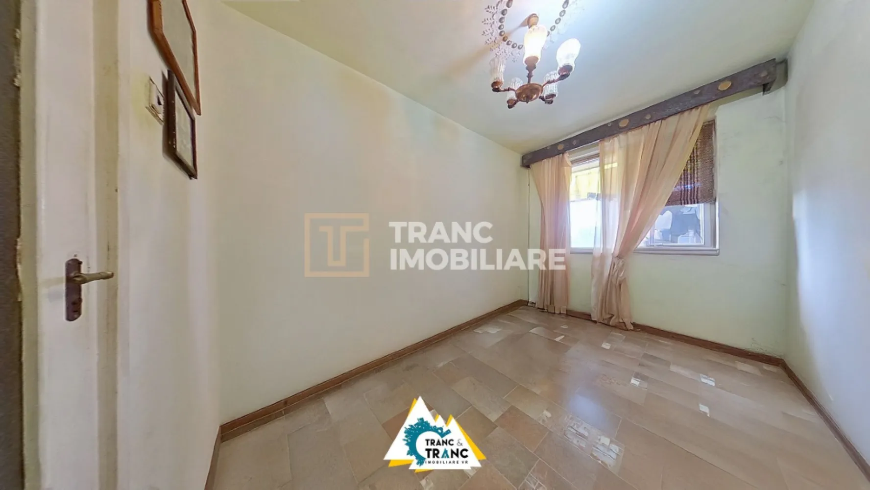 Apartament generos cu 4 camere în Podgoria, Arad - Apartament generos cu 4 camere în Podgoria, Arad

Dacă îți dorești un apartament bine poziționat, cu potențial și cu mult spațiu, această ofertă din cartierul Podgoria, cu intrare directă de pe Bulevardul Revoluției, ar putea fi exact ce cauți.

Apartamentul este decomandat, are 4 camere (3 dormitoare și living), 2 băi, bucătărie, hol și balcon – toate însumând 78 mp utili și 98 mp desfășurați, oferind suficient loc pentru o familie numeroasă sau pentru o amenajare modernă. Se află la etajul 4 din 4, într-un bloc construit în 1979.

Deși necesită renovare completă, acesta este un avantaj major: îți poți amenaja locuința de la zero, după propriile gusturi. Este racordat la încălzire CET, dar are țeavă de gaz trasă – rămâne doar să montezi centrala dorită.

Zona este un mare plus – liniștită, centrală, sigură, cu acces rapid la tramvai, lac, Catedrala, liceu, supermarketuri, farmacii, cafenele și restaurante. În plus, beneficiezi de un garaj în curtea blocului – un bonus rar în zonă!

O locuință cu poziție excelentă, spațiu generos și libertatea de a o personaliza complet – programează o vizionare și descoperă-i potențialul!