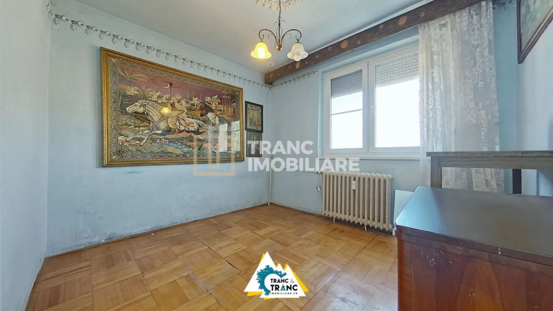 Apartament generos cu 4 camere în Podgoria, Arad - Apartament generos cu 4 camere în Podgoria, Arad

Dacă îți dorești un apartament bine poziționat, cu potențial și cu mult spațiu, această ofertă din cartierul Podgoria, cu intrare directă de pe Bulevardul Revoluției, ar putea fi exact ce cauți.

Apartamentul este decomandat, are 4 camere (3 dormitoare și living), 2 băi, bucătărie, hol și balcon – toate însumând 78 mp utili și 98 mp desfășurați, oferind suficient loc pentru o familie numeroasă sau pentru o amenajare modernă. Se află la etajul 4 din 4, într-un bloc construit în 1979.

Deși necesită renovare completă, acesta este un avantaj major: îți poți amenaja locuința de la zero, după propriile gusturi. Este racordat la încălzire CET, dar are țeavă de gaz trasă – rămâne doar să montezi centrala dorită.

Zona este un mare plus – liniștită, centrală, sigură, cu acces rapid la tramvai, lac, Catedrala, liceu, supermarketuri, farmacii, cafenele și restaurante. În plus, beneficiezi de un garaj în curtea blocului – un bonus rar în zonă!

O locuință cu poziție excelentă, spațiu generos și libertatea de a o personaliza complet – programează o vizionare și descoperă-i potențialul!