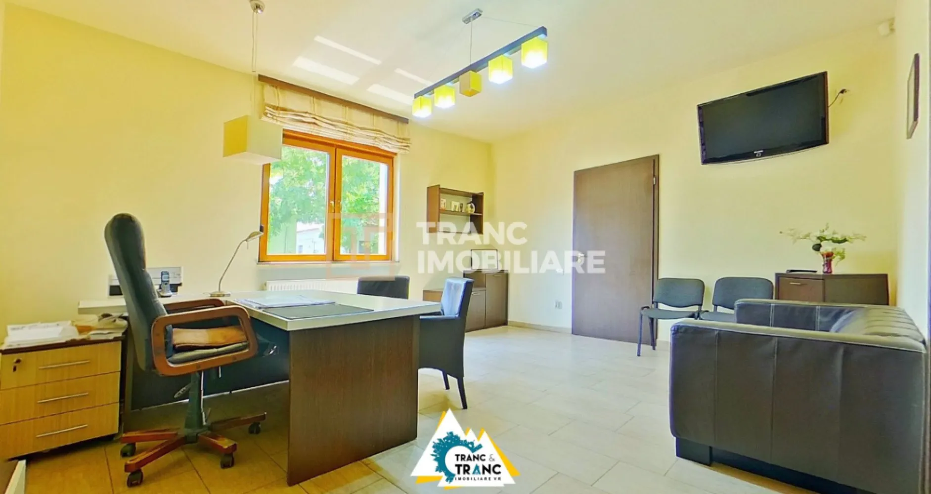 Spațiu de birou cu 4 camere, în zona centrală din Arad – ideal pentru afacerea t - Vă propunem spre închiriere un spațiu de birouri primitor și bine întreținut, situat în zona centrală a Aradului, într-o locație cu vizibilitate excelentă și acces facil către punctele cheie ale orașului.

Proprietatea se află la parter, pe un singur nivel, și oferă o suprafață utilă de 80 mp (100 mp desfășurați), compartimentată eficient în 3 birouri luminoase, 1 sală de așteptare, 2 grupuri sanitare și o chicinetă. Este ideal pentru activități precum birou de contabilitate, cabinet notarial, agenție sau alte servicii profesionale.

Dotările includ centrală termică pe gaz, aer condiționat și un mic spațiu verde în spate, perfect pentru un moment de relaxare.

Zona este extrem de avantajoasă, cu acces rapid către Piața Mică, grădiniță, școală generală, hypermarket, farmacie și benzinărie.

Dacă ești în căutarea unui birou bine poziționat, ușor de personalizat și gata de folosit, acest spațiu merită văzut!

Programează o vizionare și hai să discutăm detaliile!