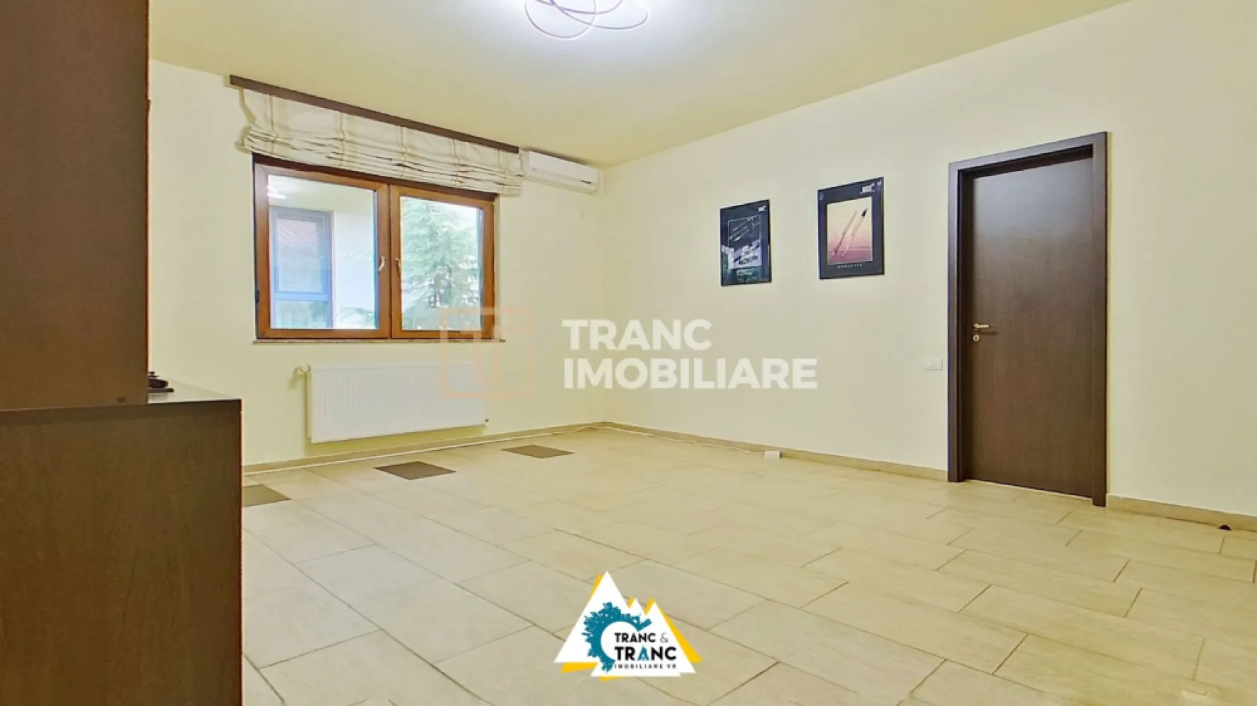 Spațiu de birou cu 4 camere, în zona centrală din Arad – ideal pentru afacerea t - Vă propunem spre închiriere un spațiu de birouri primitor și bine întreținut, situat în zona centrală a Aradului, într-o locație cu vizibilitate excelentă și acces facil către punctele cheie ale orașului.

Proprietatea se află la parter, pe un singur nivel, și oferă o suprafață utilă de 80 mp (100 mp desfășurați), compartimentată eficient în 3 birouri luminoase, 1 sală de așteptare, 2 grupuri sanitare și o chicinetă. Este ideal pentru activități precum birou de contabilitate, cabinet notarial, agenție sau alte servicii profesionale.

Dotările includ centrală termică pe gaz, aer condiționat și un mic spațiu verde în spate, perfect pentru un moment de relaxare.

Zona este extrem de avantajoasă, cu acces rapid către Piața Mică, grădiniță, școală generală, hypermarket, farmacie și benzinărie.

Dacă ești în căutarea unui birou bine poziționat, ușor de personalizat și gata de folosit, acest spațiu merită văzut!

Programează o vizionare și hai să discutăm detaliile!