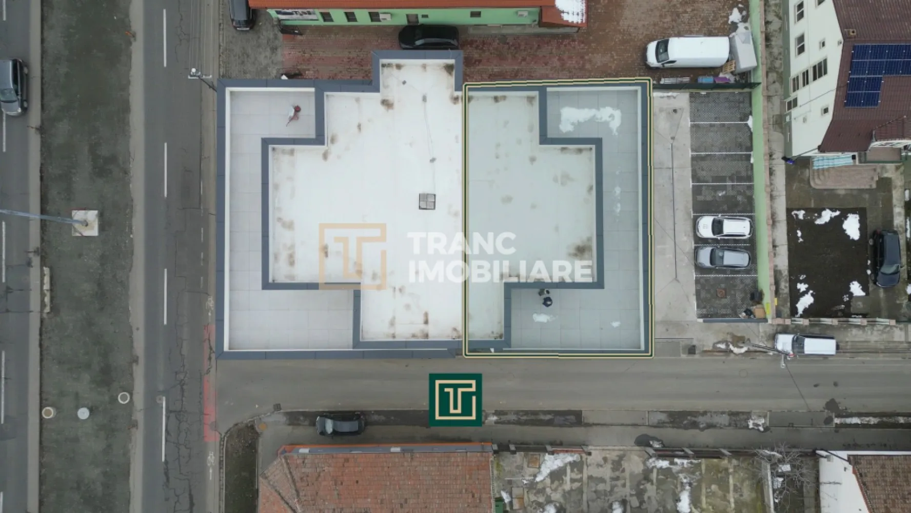 Penthouse 3 camere terasă panoramică cu vedere 300° Bloc nou Micălaca - Înainte să începi să citești, vreau să știi un lucru: textul de mai jos nu este un anunț clasic. Nu este genul de descriere scurtă, seacă, cu „X mp, Y camere, Z dotări”. Este un text lung pentru că această proprietate nu este una obișnuită, iar oamenii care caută un penthouse exclusivist nu cumpără dintr-o listă de specificații, ci dintr-o stare, dintr-un sentiment, dintr-o viziune asupra stilului de viață. Dacă ești genul de om care caută doar „un apartament”, probabil nu e pentru tine. Dacă însă cauți un upgrade real de viață, atunci citește până la capăt. O să înțelegi de ce.
Dacă nu cauți doar un apartament, ci un stil de viață premium, atunci te înțeleg perfect. Știu exact ce îți dorești: să ajungi acasă și să simți că nu trăiești „ca toată lumea”, ci într-un loc care îți oferă liniște, intimitate și acel sentiment clar că ai ales ceva rar, exclusivist, construit pentru oameni cu standarde ridicate.

Exact asta îți oferă acest penthouse nou, poziționat extraordinar pe Calea Radnei, în Micalaca, zona Miorița, vis-a-vis de Rompetrol, într-un bloc nou cu regim S+P+3 etaje și etaj retras. Este genul de zonă în care blocurile noi sunt atât de puține, încât le poți număra pe degete. Majoritatea clădirilor sunt vechi, construite în alte vremuri, iar apartamentele cu adevărat moderne apar extrem de rar. Tocmai de aceea, când apare o proprietate ca aceasta, nu vorbim despre „încă o ofertă”, ci despre o oportunitate reală.

Imaginează-ți cum ajungi acasă. Intri în bloc, urci cu liftul, iar în momentul în care pășești în apartament simți imediat că este alt nivel. Totul este luminos, aerisit, modern, cu geamuri vitrate mari care lasă lumina naturală să intre exact cât trebuie. Nu te simți îngrădit, nu te simți sufocat, ci ai senzația de libertate, de spațiu, de calm.

Este un apartament creat pentru cineva care apreciază luxul discret, nu cel strident, ci luxul care se vede în detalii și se simte în fiecare pas. Confortul este real, datorită încălzirii în pardoseală și centralei proprii pe gaz, care îți oferă control total. Parchetul triplustratificat este premium și se simte imediat când calci pe el. Băile sunt spațioase, luminoase, dotate cu oglinzi LED, tavanele sunt realizate din rigips cu iluminat ambiental LED, iar candelabrele moderne ovale și șina cu spoturi LED din living îți permit să controlezi complet atmosfera. Seara poți alege o lumină caldă și relaxantă, când ai invitați o faci elegantă, iar când vrei film, o transformi într-un ambient discret. Asta înseamnă lifestyle premium: să poți adapta spațiul exact la starea ta.

Și acum ajungem la partea care, de cele mai multe ori, face diferența definitivă: terasa. Terasa acestui penthouse nu este un simplu bonus, este motivul pentru care această proprietate este cu adevărat exclusivistă. Vorbim despre o terasă mare, în formă de U, cu o panoramă spectaculoasă asupra orașului, de aproximativ 300 de grade. Este spațiul tău privat, unde dimineața bei cafeaua în liniște, seara te poți relaxa într-un jacuzzi și uiți complet de agitația orașului, îți poți primi prietenii fără să te simți înghesuit și te bucuri de apusuri și de luminile orașului. În plus, există și potențialul de a o duce la următorul nivel, prin amenajarea unei bucătării de vară, chiar și închisă cu sticlă, astfel încât să o folosești o mare parte din an. Sincer, genul acesta de terasă este extrem de rar întâlnit în Arad.

Apartamentul are o compartimentare exact pentru un om care știe ce vrea. Are 82 mp utili, o terasă în formă de U de 72 mp, cu spatiu pentru instalare jacuzzi, un living open-space cu bucătărie, perfect pentru socializare, două dormitoare care oferă intimitate și liniște și două băi, un detaliu care chiar face diferența într-un stil de viață premium. Baia comună este dotată cu duș, bideu și WC, iar baia matrimonială are cadă, bideu și WC. Dormitoarele sunt prevăzute cu uși glisante și suprafețe vitrate, totul fiind aerisit, elegant și modern.

Locația completează perfect experiența. Ai tramvaiul la 50 de metri, Kaufland și Lidl în apropiere, sală de fitness, magazine, bancă, Sala Polivalentă, Mureșul peste pod și acces rapid atât spre centru, cât și spre zonele comerciale mari precum La Cocoș, Jumbo sau Dedeman. Ai totul la îndemână, dar în același timp trăiești „sus”, departe de zgomot și agitație.

Îți spun sincer: acest penthouse nu este pentru oricine. Este pentru cineva care trăiește cu standarde, care își dorește un apartament care să îl reprezinte și care caută mai mult decât patru pereți. Dacă vrei un loc care să îți ofere intimitate, lumină, confort și acel sentiment clar că „asta e casa mea”, îți recomand să îl vezi. Sunt proprietăți care nu se explică în totalitate. Se simt.

Mai rămâne doar să mă contactezi și să programezi o vizionare ca să te convingi singur.