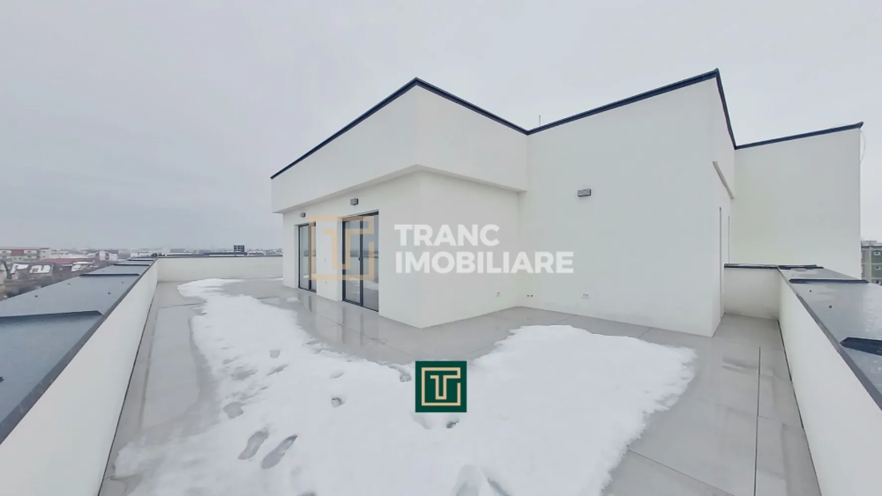 Penthouse 3 camere terasă panoramică cu vedere 300° Bloc nou Micălaca - Înainte să începi să citești, vreau să știi un lucru: textul de mai jos nu este un anunț clasic. Nu este genul de descriere scurtă, seacă, cu „X mp, Y camere, Z dotări”. Este un text lung pentru că această proprietate nu este una obișnuită, iar oamenii care caută un penthouse exclusivist nu cumpără dintr-o listă de specificații, ci dintr-o stare, dintr-un sentiment, dintr-o viziune asupra stilului de viață. Dacă ești genul de om care caută doar „un apartament”, probabil nu e pentru tine. Dacă însă cauți un upgrade real de viață, atunci citește până la capăt. O să înțelegi de ce.
Dacă nu cauți doar un apartament, ci un stil de viață premium, atunci te înțeleg perfect. Știu exact ce îți dorești: să ajungi acasă și să simți că nu trăiești „ca toată lumea”, ci într-un loc care îți oferă liniște, intimitate și acel sentiment clar că ai ales ceva rar, exclusivist, construit pentru oameni cu standarde ridicate.

Exact asta îți oferă acest penthouse nou, poziționat extraordinar pe Calea Radnei, în Micalaca, zona Miorița, vis-a-vis de Rompetrol, într-un bloc nou cu regim S+P+3 etaje și etaj retras. Este genul de zonă în care blocurile noi sunt atât de puține, încât le poți număra pe degete. Majoritatea clădirilor sunt vechi, construite în alte vremuri, iar apartamentele cu adevărat moderne apar extrem de rar. Tocmai de aceea, când apare o proprietate ca aceasta, nu vorbim despre „încă o ofertă”, ci despre o oportunitate reală.

Imaginează-ți cum ajungi acasă. Intri în bloc, urci cu liftul, iar în momentul în care pășești în apartament simți imediat că este alt nivel. Totul este luminos, aerisit, modern, cu geamuri vitrate mari care lasă lumina naturală să intre exact cât trebuie. Nu te simți îngrădit, nu te simți sufocat, ci ai senzația de libertate, de spațiu, de calm.

Este un apartament creat pentru cineva care apreciază luxul discret, nu cel strident, ci luxul care se vede în detalii și se simte în fiecare pas. Confortul este real, datorită încălzirii în pardoseală și centralei proprii pe gaz, care îți oferă control total. Parchetul triplustratificat este premium și se simte imediat când calci pe el. Băile sunt spațioase, luminoase, dotate cu oglinzi LED, tavanele sunt realizate din rigips cu iluminat ambiental LED, iar candelabrele moderne ovale și șina cu spoturi LED din living îți permit să controlezi complet atmosfera. Seara poți alege o lumină caldă și relaxantă, când ai invitați o faci elegantă, iar când vrei film, o transformi într-un ambient discret. Asta înseamnă lifestyle premium: să poți adapta spațiul exact la starea ta.

Și acum ajungem la partea care, de cele mai multe ori, face diferența definitivă: terasa. Terasa acestui penthouse nu este un simplu bonus, este motivul pentru care această proprietate este cu adevărat exclusivistă. Vorbim despre o terasă mare, în formă de U, cu o panoramă spectaculoasă asupra orașului, de aproximativ 300 de grade. Este spațiul tău privat, unde dimineața bei cafeaua în liniște, seara te poți relaxa într-un jacuzzi și uiți complet de agitația orașului, îți poți primi prietenii fără să te simți înghesuit și te bucuri de apusuri și de luminile orașului. În plus, există și potențialul de a o duce la următorul nivel, prin amenajarea unei bucătării de vară, chiar și închisă cu sticlă, astfel încât să o folosești o mare parte din an. Sincer, genul acesta de terasă este extrem de rar întâlnit în Arad.

Apartamentul are o compartimentare exact pentru un om care știe ce vrea. Are 82 mp utili, o terasă în formă de U de 72 mp, cu spatiu pentru instalare jacuzzi, un living open-space cu bucătărie, perfect pentru socializare, două dormitoare care oferă intimitate și liniște și două băi, un detaliu care chiar face diferența într-un stil de viață premium. Baia comună este dotată cu duș, bideu și WC, iar baia matrimonială are cadă, bideu și WC. Dormitoarele sunt prevăzute cu uși glisante și suprafețe vitrate, totul fiind aerisit, elegant și modern.

Locația completează perfect experiența. Ai tramvaiul la 50 de metri, Kaufland și Lidl în apropiere, sală de fitness, magazine, bancă, Sala Polivalentă, Mureșul peste pod și acces rapid atât spre centru, cât și spre zonele comerciale mari precum La Cocoș, Jumbo sau Dedeman. Ai totul la îndemână, dar în același timp trăiești „sus”, departe de zgomot și agitație.

Îți spun sincer: acest penthouse nu este pentru oricine. Este pentru cineva care trăiește cu standarde, care își dorește un apartament care să îl reprezinte și care caută mai mult decât patru pereți. Dacă vrei un loc care să îți ofere intimitate, lumină, confort și acel sentiment clar că „asta e casa mea”, îți recomand să îl vezi. Sunt proprietăți care nu se explică în totalitate. Se simt.

Mai rămâne doar să mă contactezi și să programezi o vizionare ca să te convingi singur.