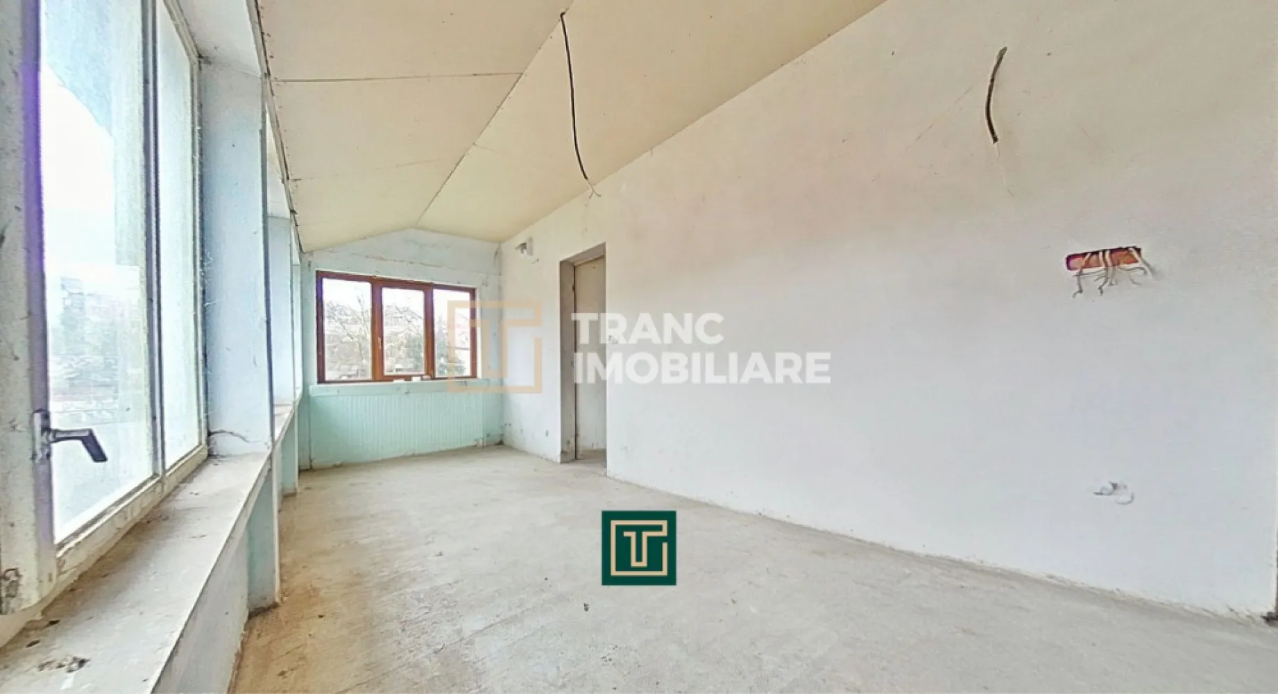 Casă de vânzare cu 4 camere în Zăbrani, teren 578 mp, front generos - Vă propunem spre vânzare o casă spațioasă cu 4 camere, situată în localitatea Zăbrani, județul Arad, ideală pentru o familie care își dorește liniște, curte generoasă și posibilitatea de a-și personaliza locuința după propriul gust.

Proprietatea are o suprafață utilă de 136 mp (170 mp construiți), amplasată pe un teren de 578 mp, cu un front stradal generos de 28 ml – un avantaj important atât pentru acces, cât și pentru eventuale amenajări viitoare. Casa este construită pe un singur nivel (an 1970) și este compartimentată semidecomandat: 3 dormitoare, sufragerie, bucătărie, 2 băi (una amenajată, una în curs de amenajare) și încă 3 încăperi ideale pentru depozitare.

Imobilul se află în stadiu de gri la interior, oferind viitorilor proprietari oportunitatea de a finaliza renovarea după propriile preferințe. Construcția este realizată din văiugă cu cărămidă, fundație din piatră de codru, iar casa este parțial izolată cu polistiren de 15 cm.

Dispune de încălzire centrală pe lemne, cu distribuție prin calorifere metalice și încălzire în pardoseală cu agent termic. Utilități: curent monofazic, apă și canalizare de la rețea, gaz la stradă.

O proprietate cu potențial, curte generoasă și poziționare bună, perfectă pentru cei care caută spațiu și intimitate într-o zonă liniștită.