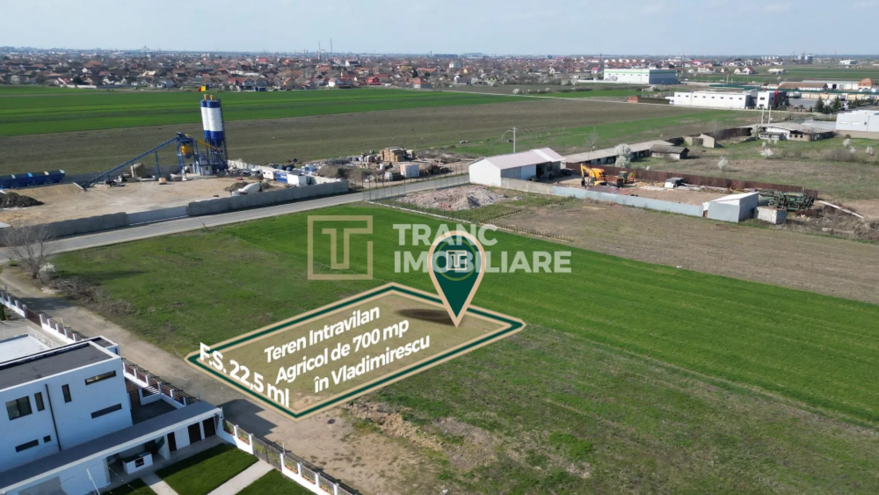 Teren intravilan arabil de vânzare – Vladimirescu, Arad - Teren intravilan arabil de vânzare – Vladimirescu, Arad | Ideal pentru casă sau cabană de vacanță

Vă propunem spre vânzare un teren intravilan arabil, situat în localitatea Vladimirescu, în apropiere de Arad, pe drumul spre pădure – o zonă liniștită, perfectă pentru relaxare și locuire.

Terenul are o suprafață de 700 mp și un front stradal generos de 22,44 ml, oferind flexibilitate în proiectarea viitoarei construcții. Datorită poziționării și dimensiunii, este ideal atât pentru construirea unei locuințe permanente, cât și pentru cabane sau case de vacanță, fiind o alegere excelentă pentru cei care își doresc un refugiu aproape de natură.

Un avantaj important este faptul că utilitățile (apă, gaz, curent, canalizare) se află la aproximativ 50 de metri de teren, ceea ce permite racordarea facilă.

Zona este în continuă dezvoltare, apreciată pentru liniște și accesul rapid către oraș. În apropiere se regăsesc numeroase puncte de interes precum Malul Mureșului, parcuri, restaurante, facultate și spital privat.

Terenul este intravilan arabil, cu potențial ridicat atât pentru construcție, cât și pentru investiție.

O alegere inspirată pentru cei care caută spațiu, liniște și posibilități multiple de dezvoltare!