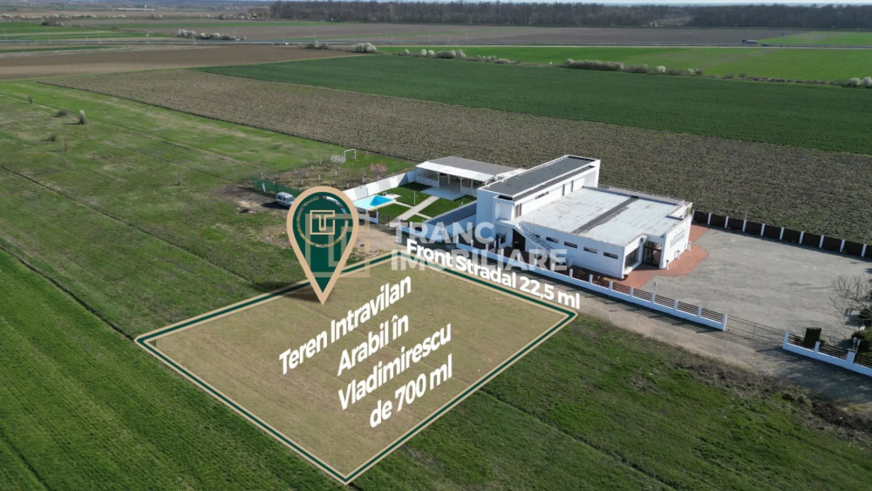Teren intravilan arabil de vânzare – Vladimirescu, Arad - Teren intravilan arabil de vânzare – Vladimirescu, Arad | Ideal pentru casă sau cabană de vacanță

Vă propunem spre vânzare un teren intravilan arabil, situat în localitatea Vladimirescu, în apropiere de Arad, pe drumul spre pădure – o zonă liniștită, perfectă pentru relaxare și locuire.

Terenul are o suprafață de 700 mp și un front stradal generos de 22,44 ml, oferind flexibilitate în proiectarea viitoarei construcții. Datorită poziționării și dimensiunii, este ideal atât pentru construirea unei locuințe permanente, cât și pentru cabane sau case de vacanță, fiind o alegere excelentă pentru cei care își doresc un refugiu aproape de natură.

Un avantaj important este faptul că utilitățile (apă, gaz, curent, canalizare) se află la aproximativ 50 de metri de teren, ceea ce permite racordarea facilă.

Zona este în continuă dezvoltare, apreciată pentru liniște și accesul rapid către oraș. În apropiere se regăsesc numeroase puncte de interes precum Malul Mureșului, parcuri, restaurante, facultate și spital privat.

Terenul este intravilan arabil, cu potențial ridicat atât pentru construcție, cât și pentru investiție.

O alegere inspirată pentru cei care caută spațiu, liniște și posibilități multiple de dezvoltare!