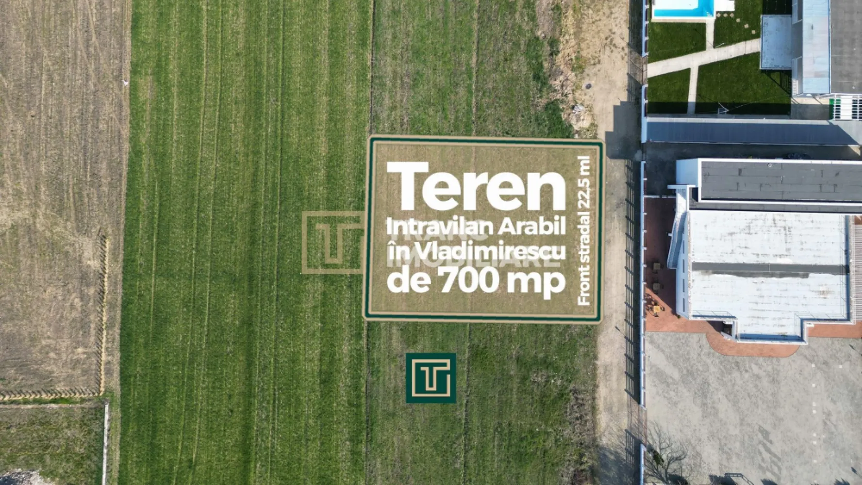 Teren intravilan arabil de vânzare – Vladimirescu, Arad - Teren intravilan arabil de vânzare – Vladimirescu, Arad | Ideal pentru casă sau cabană de vacanță

Vă propunem spre vânzare un teren intravilan arabil, situat în localitatea Vladimirescu, în apropiere de Arad, pe drumul spre pădure – o zonă liniștită, perfectă pentru relaxare și locuire.

Terenul are o suprafață de 700 mp și un front stradal generos de 22,44 ml, oferind flexibilitate în proiectarea viitoarei construcții. Datorită poziționării și dimensiunii, este ideal atât pentru construirea unei locuințe permanente, cât și pentru cabane sau case de vacanță, fiind o alegere excelentă pentru cei care își doresc un refugiu aproape de natură.

Un avantaj important este faptul că utilitățile (apă, gaz, curent, canalizare) se află la aproximativ 50 de metri de teren, ceea ce permite racordarea facilă.

Zona este în continuă dezvoltare, apreciată pentru liniște și accesul rapid către oraș. În apropiere se regăsesc numeroase puncte de interes precum Malul Mureșului, parcuri, restaurante, facultate și spital privat.

Terenul este intravilan arabil, cu potențial ridicat atât pentru construcție, cât și pentru investiție.

O alegere inspirată pentru cei care caută spațiu, liniște și posibilități multiple de dezvoltare!