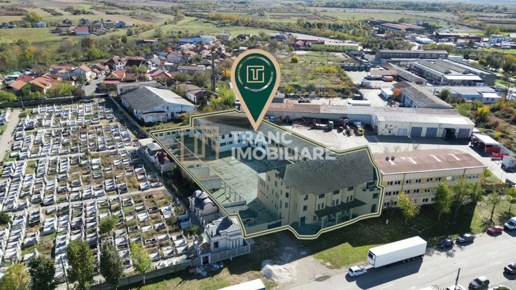 Proprietate multifunctionala - teren generos, cladire si hala in Lugoj - Proprietate multifuncțională cu peste 2.700 mp utili și teren de peste 3.100 mp, în Zona Stadion – Lugoj

Dacă ești în căutarea unei investiții cu adevărat versatile, această proprietate din Zona Stadion, Lugoj, oferă dimensiuni, poziționare și potențial greu de găsit într-un singur ansamblu.

Ansamblul este amplasat pe un teren care va depăși 3.100 mp după rectificare și beneficiază de un front stradal de 38 ml. Este compus dintr-o clădire principală P+2E+Subsol, cu o suprafață utilă de 1.387,7 mp, și o hală P+E de 1.316 mp utili, rezultând peste 2.700 mp utili, potriviți pentru numeroase activități.

Clădirea principală are o structură solidă și un exterior bine întreținut, necesitând doar renovări parțiale la interior. Parterul include un impresionant open-space de aproximativ 256 mp, ideal pentru showroom, restaurant, sală de evenimente, call-center sau birouri. Etajul 1 este compartimentat în birouri și spații administrative, beneficiind de încălzire în pardoseală, iar etajul 2 cuprinde două apartamente generoase, perfecte pentru locuințe de serviciu, protocol sau integrarea într-un proiect mixt.

Hala, construită din cărămidă și BCA, este dispusă pe două niveluri și poate fi utilizată pentru depozitare, producție, logistică, showroom sau alte activități comerciale și industriale.

Proprietatea dispune de curent trifazic, putere instalată de 40 kW, apă, canalizare, internet prin fibră optică, instalație electrică din cupru, tâmplărie PVC și sistem de supraveghere video. Gazul este în curs de racordare, iar sistemele de încălzire sunt separate pe zone, oferind costuri de exploatare eficiente. Pentru reducerea suplimentară a cheltuielilor se recomandă instalarea de panouri fotovoltaice și pompă de căldură.

Poziționarea reprezintă un avantaj major: la aproximativ 240 m de Stadionul Vulturii, 400 m de Lidl, 1 km de gară, Carrefour și Penny, 1,5 km de centrul orașului și în apropierea școlilor, grădinițelor și Spitalului Municipal. Accesul rapid către autostrada A1 și dezvoltarea continuă a municipiului Lugoj sporesc atractivitatea investiției.

Proprietatea se pretează pentru clinică medicală, centru educațional, sediu de companie, business center, showroom cu depozit, centru logistic, aparthotel, spații comerciale sau proiect mixt.

Un argument important îl reprezintă raportul dintre valoarea estimată de înlocuire și prețul de vânzare. Costul estimat al unui ansamblu similar depășește 1,84 milioane euro, în timp ce proprietatea este disponibilă la 795.000 euro, oferind viitorului proprietar un buget generos pentru modernizare și creșterea valorii activului.

Astfel de proprietăți apar foarte rar pe piață. Dacă îți dorești un activ cu suprafețe generoase, structură solidă și potențial real de dezvoltare și profit, te invităm să ne contactezi pentru documentația completă și programarea unei vizionări.