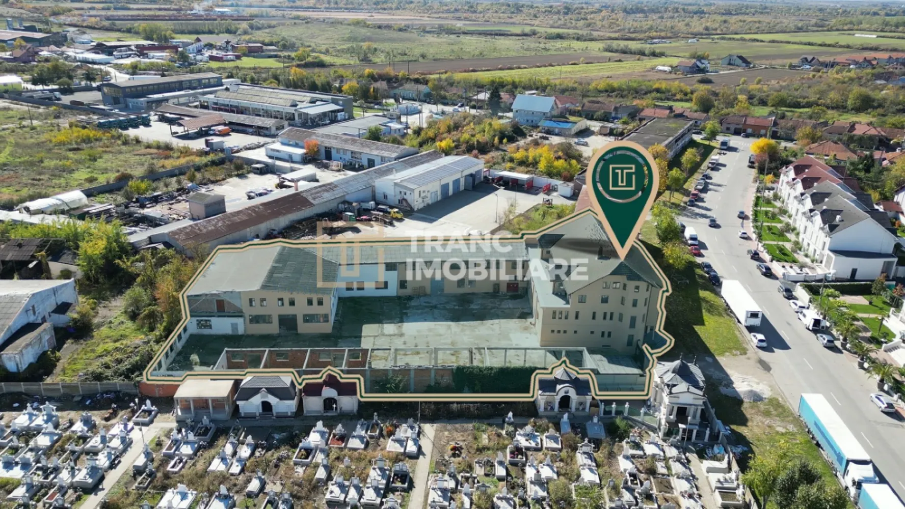 Proprietate multifunctionala - teren generos, cladire si hala in Lugoj - Proprietate multifuncțională cu peste 2.700 mp utili și teren de peste 3.100 mp, în Zona Stadion – Lugoj

Dacă ești în căutarea unei investiții cu adevărat versatile, această proprietate din Zona Stadion, Lugoj, oferă dimensiuni, poziționare și potențial greu de găsit într-un singur ansamblu.

Ansamblul este amplasat pe un teren care va depăși 3.100 mp după rectificare și beneficiază de un front stradal de 38 ml. Este compus dintr-o clădire principală P+2E+Subsol, cu o suprafață utilă de 1.387,7 mp, și o hală P+E de 1.316 mp utili, rezultând peste 2.700 mp utili, potriviți pentru numeroase activități.

Clădirea principală are o structură solidă și un exterior bine întreținut, necesitând doar renovări parțiale la interior. Parterul include un impresionant open-space de aproximativ 256 mp, ideal pentru showroom, restaurant, sală de evenimente, call-center sau birouri. Etajul 1 este compartimentat în birouri și spații administrative, beneficiind de încălzire în pardoseală, iar etajul 2 cuprinde două apartamente generoase, perfecte pentru locuințe de serviciu, protocol sau integrarea într-un proiect mixt.

Hala, construită din cărămidă și BCA, este dispusă pe două niveluri și poate fi utilizată pentru depozitare, producție, logistică, showroom sau alte activități comerciale și industriale.

Proprietatea dispune de curent trifazic, putere instalată de 40 kW, apă, canalizare, internet prin fibră optică, instalație electrică din cupru, tâmplărie PVC și sistem de supraveghere video. Gazul este în curs de racordare, iar sistemele de încălzire sunt separate pe zone, oferind costuri de exploatare eficiente. Pentru reducerea suplimentară a cheltuielilor se recomandă instalarea de panouri fotovoltaice și pompă de căldură.

Poziționarea reprezintă un avantaj major: la aproximativ 240 m de Stadionul Vulturii, 400 m de Lidl, 1 km de gară, Carrefour și Penny, 1,5 km de centrul orașului și în apropierea școlilor, grădinițelor și Spitalului Municipal. Accesul rapid către autostrada A1 și dezvoltarea continuă a municipiului Lugoj sporesc atractivitatea investiției.

Proprietatea se pretează pentru clinică medicală, centru educațional, sediu de companie, business center, showroom cu depozit, centru logistic, aparthotel, spații comerciale sau proiect mixt.

Un argument important îl reprezintă raportul dintre valoarea estimată de înlocuire și prețul de vânzare. Costul estimat al unui ansamblu similar depășește 1,84 milioane euro, în timp ce proprietatea este disponibilă la 795.000 euro, oferind viitorului proprietar un buget generos pentru modernizare și creșterea valorii activului.

Astfel de proprietăți apar foarte rar pe piață. Dacă îți dorești un activ cu suprafețe generoase, structură solidă și potențial real de dezvoltare și profit, te invităm să ne contactezi pentru documentația completă și programarea unei vizionări.