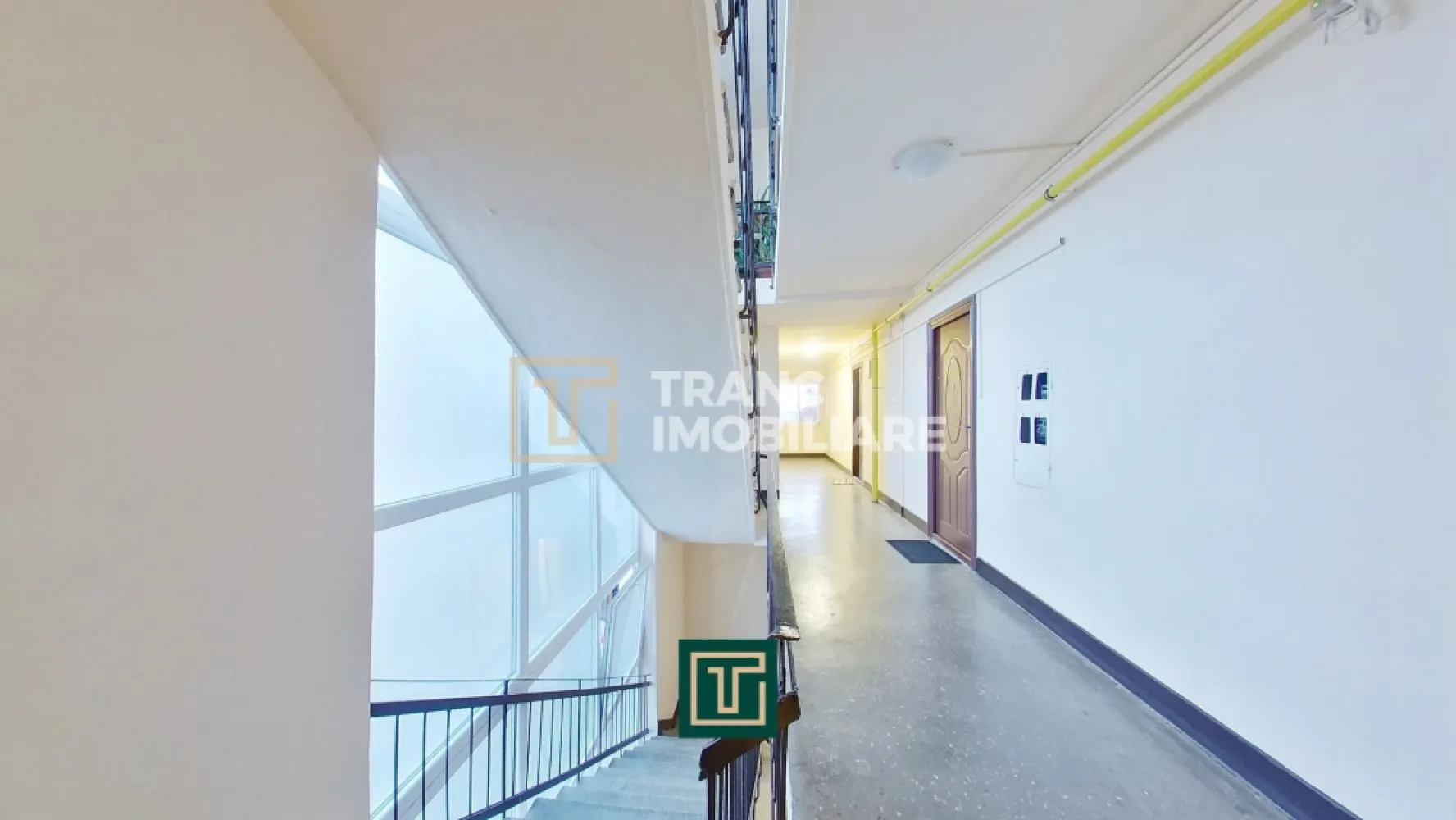 Garsonieră decomandata la 500 m de AFi si Atrium la etajul 3 - Imaginează-te cum ar fi să ai totul la câteva minute de tine. Ieși din bloc, o iei lejer spre AFI sau Atrium și, în 5–7 minute de mers, ești deja la cumpărături, la o cafea, sau într-un loc unde mereu se întâmplă ceva. Exact asta oferă garsoniera aceasta din cartierul 6 Vânători, într-o zonă care combină perfect liniștea de cartier cu avantajul de a fi aproape de punctele importante ale orașului.

Garsoniera se află la etajul 3, casa scării te întâmpină curată, renovată, primitoare, genul acela de detaliu care îți spune din prima că blocul este îngrijit. Când intri, simți imediat un lucru important: e o garsonieră decomandată. Nu e acea senzație de spațiu înghesuit, ci ai un hol care separă zona de zi de restul, iar asta face diferența în viața de zi cu zi, mai ales dacă te gândești și la închiriere.

Garsoniera are 27 mp utili și 34 mp construiți, e orientată vest, iar asta înseamnă lumină frumoasă după-amiaza, când ajungi acasă. Priveliștea e deschisă către cartier, iar seara, în lumina caldă, spațiul capătă acel aer liniștit, de “acasă”.

E locuibilă din prima, fără să fie nevoie să te muți pe șantier. Pereții au nevoie de o reîmprospătare, o lavabilă făcută ca lumea schimbă total energia. Bucătăria este compactă, practică, iar baia, în forma actuală, nu are duș montat. Sunt lucruri simple, dar care, odată rezolvate, cresc imediat confortul și valoarea percepută.

Partea bună? Nu vorbim de probleme ascunse sau infiltrații. Nu există istoric de umezeală sau mucegai. Conform inspecției tehnice, nu există probleme de structură, infiltrații mucegai de presiune a apei, de functionalitate a geamurilor etc.

Ca utilități, ai tot ce îți trebuie: apă, gaz, canalizare, încălzire la CET, cu posibilitate de montare centrala pe gaz, internet prin fibră optică, tâmplărie PVC și electrocasnicele de bază (frigider, aragaz, microunde, mașină de spălat). Costurile sunt decente: vara în jur de 100 lei, iarna aproximativ 300 lei, un aspect important și pentru cine cumpără pentru investiție.

Și aici vine partea care, pentru mulți, înseamnă “deal bun”, locația asta, lângă AFI și Atrium, are mereu cerere. Fie că vrei o garsonieră pentru tine, fie că vrei s-o pui la închiriat, în regim normal sau hotelier, zona te ajută. Accesul e rapid, iluminatul public este bun, nu ai zgomot deranjant, iar atmosfera generală este liniștită, de cartier locuit. Proprietatea este liberă, se predau cheile, iar eliberarea se poate face rapid, în aproximativ o săptămână.

Această garsonieră se poate cumpăra atât cash, cât și prin credit ipotecar sau Noua Casă.

Prețul este cinstit, iar toate faciltiășile și perspectivele pe care le are zona în care se află garsonieră transforma totul într-o oportunitate pentru viitorul cumpărător. Dacă cauți să te muți repede sau să faci o investiție profitabilă cu randament de minim 6,5%, contactează-mă