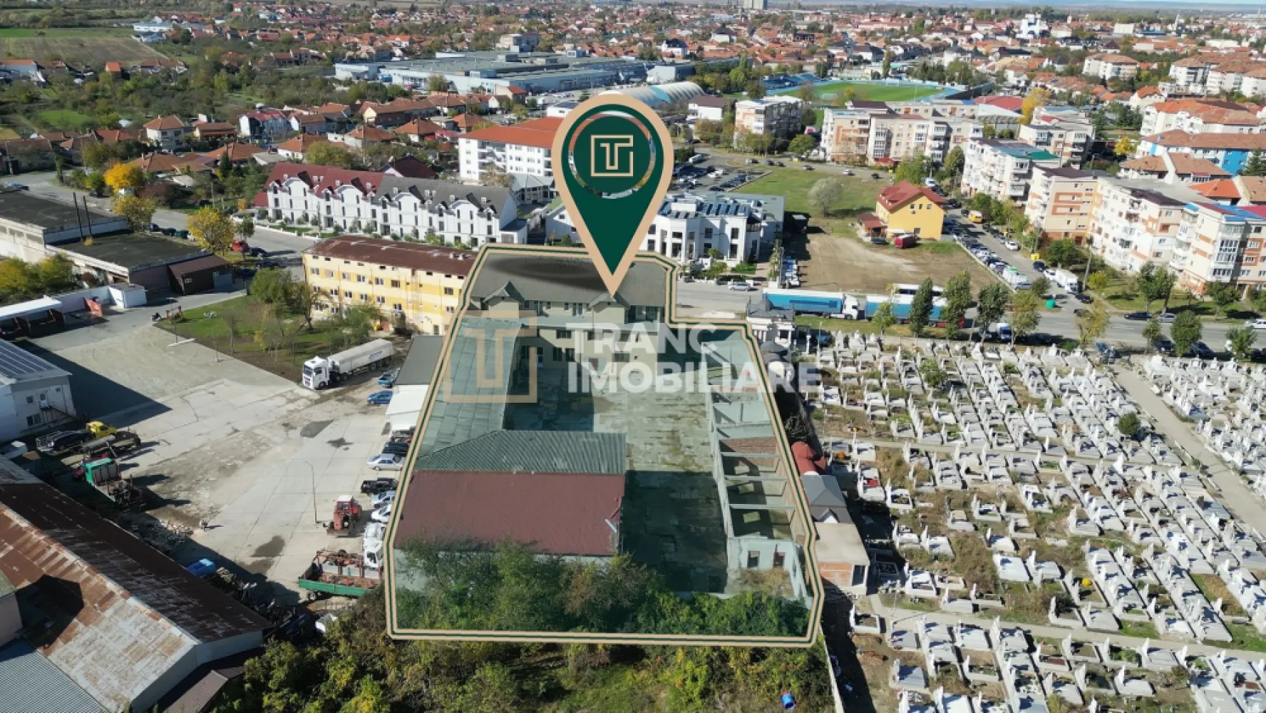 Proprietate multifunctionala - teren generos, cladire si hala in Lugoj - Proprietate multifuncțională cu peste 2.700 mp utili și teren de peste 3.100 mp, în Zona Stadion – Lugoj

Dacă ești în căutarea unei investiții cu adevărat versatile, această proprietate din Zona Stadion, Lugoj, oferă dimensiuni, poziționare și potențial greu de găsit într-un singur ansamblu.

Ansamblul este amplasat pe un teren care va depăși 3.100 mp după rectificare și beneficiază de un front stradal de 38 ml. Este compus dintr-o clădire principală P+2E+Subsol, cu o suprafață utilă de 1.387,7 mp, și o hală P+E de 1.316 mp utili, rezultând peste 2.700 mp utili, potriviți pentru numeroase activități.

Clădirea principală are o structură solidă și un exterior bine întreținut, necesitând doar renovări parțiale la interior. Parterul include un impresionant open-space de aproximativ 256 mp, ideal pentru showroom, restaurant, sală de evenimente, call-center sau birouri. Etajul 1 este compartimentat în birouri și spații administrative, beneficiind de încălzire în pardoseală, iar etajul 2 cuprinde două apartamente generoase, perfecte pentru locuințe de serviciu, protocol sau integrarea într-un proiect mixt.

Hala, construită din cărămidă și BCA, este dispusă pe două niveluri și poate fi utilizată pentru depozitare, producție, logistică, showroom sau alte activități comerciale și industriale.

Proprietatea dispune de curent trifazic, putere instalată de 40 kW, apă, canalizare, internet prin fibră optică, instalație electrică din cupru, tâmplărie PVC și sistem de supraveghere video. Gazul este în curs de racordare, iar sistemele de încălzire sunt separate pe zone, oferind costuri de exploatare eficiente. Pentru reducerea suplimentară a cheltuielilor se recomandă instalarea de panouri fotovoltaice și pompă de căldură.

Poziționarea reprezintă un avantaj major: la aproximativ 240 m de Stadionul Vulturii, 400 m de Lidl, 1 km de gară, Carrefour și Penny, 1,5 km de centrul orașului și în apropierea școlilor, grădinițelor și Spitalului Municipal. Accesul rapid către autostrada A1 și dezvoltarea continuă a municipiului Lugoj sporesc atractivitatea investiției.

Proprietatea se pretează pentru clinică medicală, centru educațional, sediu de companie, business center, showroom cu depozit, centru logistic, aparthotel, spații comerciale sau proiect mixt.

Un argument important îl reprezintă raportul dintre valoarea estimată de înlocuire și prețul de vânzare. Costul estimat al unui ansamblu similar depășește 1,84 milioane euro, în timp ce proprietatea este disponibilă la 795.000 euro, oferind viitorului proprietar un buget generos pentru modernizare și creșterea valorii activului.

Astfel de proprietăți apar foarte rar pe piață. Dacă îți dorești un activ cu suprafețe generoase, structură solidă și potențial real de dezvoltare și profit, te invităm să ne contactezi pentru documentația completă și programarea unei vizionări.