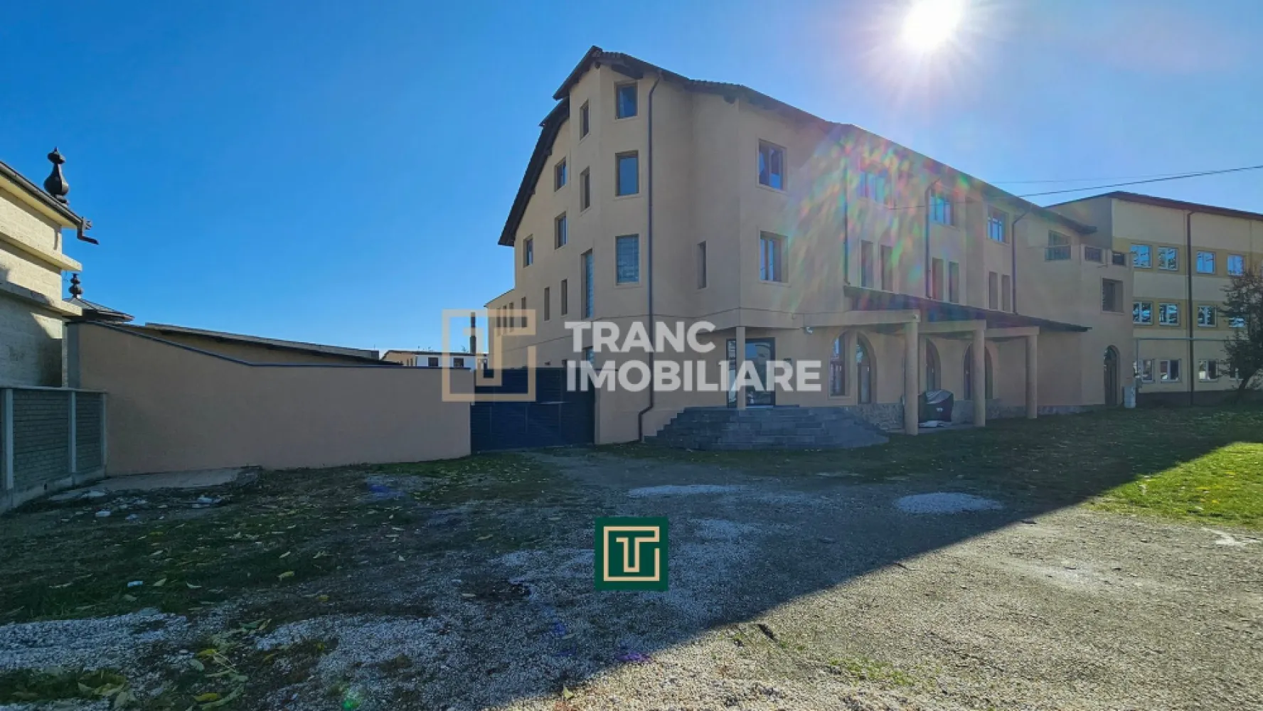 Proprietate multifunctionala - teren generos, cladire si hala in Lugoj - Proprietate multifuncțională cu peste 2.700 mp utili și teren de peste 3.100 mp, în Zona Stadion – Lugoj

Dacă ești în căutarea unei investiții cu adevărat versatile, această proprietate din Zona Stadion, Lugoj, oferă dimensiuni, poziționare și potențial greu de găsit într-un singur ansamblu.

Ansamblul este amplasat pe un teren care va depăși 3.100 mp după rectificare și beneficiază de un front stradal de 38 ml. Este compus dintr-o clădire principală P+2E+Subsol, cu o suprafață utilă de 1.387,7 mp, și o hală P+E de 1.316 mp utili, rezultând peste 2.700 mp utili, potriviți pentru numeroase activități.

Clădirea principală are o structură solidă și un exterior bine întreținut, necesitând doar renovări parțiale la interior. Parterul include un impresionant open-space de aproximativ 256 mp, ideal pentru showroom, restaurant, sală de evenimente, call-center sau birouri. Etajul 1 este compartimentat în birouri și spații administrative, beneficiind de încălzire în pardoseală, iar etajul 2 cuprinde două apartamente generoase, perfecte pentru locuințe de serviciu, protocol sau integrarea într-un proiect mixt.

Hala, construită din cărămidă și BCA, este dispusă pe două niveluri și poate fi utilizată pentru depozitare, producție, logistică, showroom sau alte activități comerciale și industriale.

Proprietatea dispune de curent trifazic, putere instalată de 40 kW, apă, canalizare, internet prin fibră optică, instalație electrică din cupru, tâmplărie PVC și sistem de supraveghere video. Gazul este în curs de racordare, iar sistemele de încălzire sunt separate pe zone, oferind costuri de exploatare eficiente. Pentru reducerea suplimentară a cheltuielilor se recomandă instalarea de panouri fotovoltaice și pompă de căldură.

Poziționarea reprezintă un avantaj major: la aproximativ 240 m de Stadionul Vulturii, 400 m de Lidl, 1 km de gară, Carrefour și Penny, 1,5 km de centrul orașului și în apropierea școlilor, grădinițelor și Spitalului Municipal. Accesul rapid către autostrada A1 și dezvoltarea continuă a municipiului Lugoj sporesc atractivitatea investiției.

Proprietatea se pretează pentru clinică medicală, centru educațional, sediu de companie, business center, showroom cu depozit, centru logistic, aparthotel, spații comerciale sau proiect mixt.

Un argument important îl reprezintă raportul dintre valoarea estimată de înlocuire și prețul de vânzare. Costul estimat al unui ansamblu similar depășește 1,84 milioane euro, în timp ce proprietatea este disponibilă la 795.000 euro, oferind viitorului proprietar un buget generos pentru modernizare și creșterea valorii activului.

Astfel de proprietăți apar foarte rar pe piață. Dacă îți dorești un activ cu suprafețe generoase, structură solidă și potențial real de dezvoltare și profit, te invităm să ne contactezi pentru documentația completă și programarea unei vizionări.