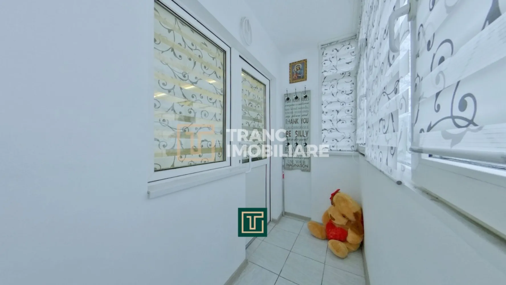Garsonieră de închiriat – ideală pentru birou, acces din stradă, zonă Podgoria - Vă propunem spre închiriere o garsonieră confort 1, situată în cartierul Podgoria din Arad, la parterul unui imobil cu 4 etaje, având o suprafață utilă de 28 mp (34 mp construiți). Proprietatea este bine compartimentată și cuprinde o cameră principală, bucătărie, baie și balcon, fiind optimizată pentru desfășurarea activităților profesionale.

Garsoniera este renovată, îngrijită și se remarcă printr-un avantaj major: acces dublu, atât din interiorul blocului, cât și direct din exterior, prin balcon, ceea ce o face ideală pentru activități precum birou de contabilitate, cabinet de psihologie, salon de manichiură/pedichiură sau alte servicii profesionale.

Spațiul este conceput special pentru utilizare ca birou, oferind un cadru practic și accesibil pentru clienți. Încălzirea se realizează prin sistem CET, asigurând costuri eficiente de întreținere.

Locația este excelentă, cu acces rapid la multiple puncte de interes: benzinărie, autogară, farmacii, hypermarketuri, magazine alimentare, parc, lac și Spitalul Județean. Zona este bine conectată și ușor accesibilă, un plus important pentru orice activitate comercială.

Această proprietate reprezintă o oportunitate foarte bună pentru cei care caută un spațiu de lucru bine poziționat, cu acces facil și vizibilitate crescută.

Garanție: echivalentul a 2 luni de chirie.