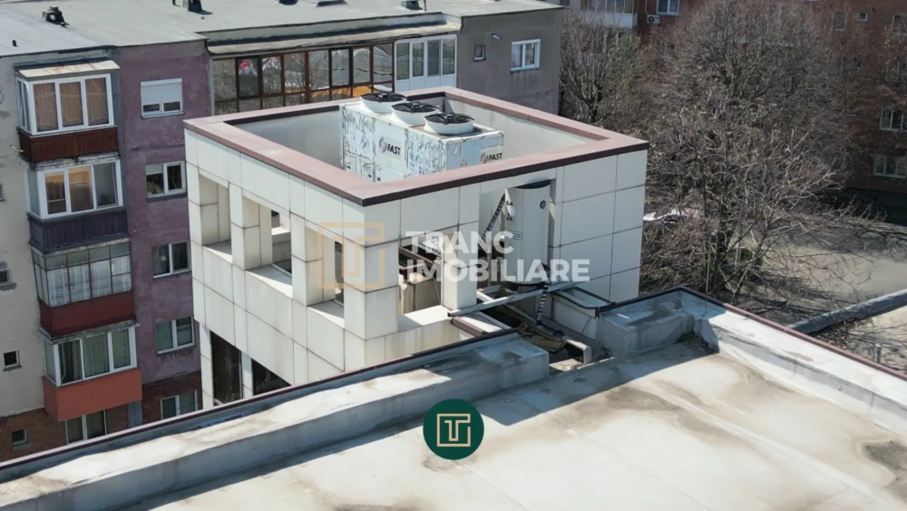Clădire premium cu fațadă integral vitrată – oportunitate unică in Arad - Această proprietate nu este doar o clădire de birouri, ci un imobil cu identitate arhitecturală puternică, conceput pentru a oferi vizibilitate, prestigiu și funcționalitate pentru afaceri moderne.
Într-un oraș în care majoritatea clădirilor de birouri sunt construcții clasice, această proprietate se remarcă printr-un element extrem de valoros pentru imaginea unei companii: fațada extinsă din sticlă și profile de aluminiu.
Clădirile cu o astfel de arhitectură sunt foarte puține în Arad, iar dimensiunea și configurația acesteia o transformă într-un imobil care se impune vizual și transmite profesionalism încă de la primul contact.
Achiziționarea acestei clădiri nu înseamnă doar cumpărarea unui spațiu, ci dobândirea unui statut și a unei prezențe puternice în mediul de business al orașului.
Arhitectură modernă și imagine corporativă puternică
Clădirea este construită în regim Demisol + Parter + 3 Etaje și dispune de
1.049,70 mp suprafață construită
Fațadele principale sunt realizate din sticlă cu profile de aluminiu, oferind:
lumină naturală abundentă în interior
o imagine modernă și elegantă
vizibilitate excelentă pentru orice companie care își desfășoară activitatea aici
Celelalte fațade sunt placate cu panouri Alucobond de 0,6 mm, ceea ce completează designul contemporan și oferă rezistență și durabilitate.
Pentru orice companie, sediul reprezintă o extensie a identității sale. O clădire de acest tip transmite stabilitate, modernitate și profesionalism, consolidând imaginea în fața partenerilor și clienților.
Spațiu generos și organizare eficientă
Suprafața utilă de 886,28 mp permite organizarea eficientă a activităților pe mai multe niveluri.Parterul beneficiază de o înălțime interioară de 3,37 metri, ceea ce îl face ideal pentru recepție, showroom sau spații de relații cu publicul.
Etajele au un regim de inalme de 2,55 metri, o dimensiune optimă pentru spații de birouri moderne, cabinet medicale profesionale sau spații administrative.
Structura pe niveluri permite atât utilizarea clădirii ca sediu integral pentru o companie, cât și împărțirea acesteia pe etaje pentru chiriași diferiți.
Construcție solidă și infrastructură tehnică modernă
Clădirea este realizată pe o structură robustă compusă dinzidărie BCA, grinzi metalice si grinzi din beton armat monolit cu dimensiunea de 47,5 × 32 cm.
Confortul interior este asigurat de un sistem modern de climatizare compus din chiller si 7 ventiloconvectoare montate în tavan reglabile individual pe fiecare etaj.
Acest sistem permite distribuția uniformă a aerului și menținerea unei temperaturi optime pe tot parcursul anului.
Accesul între niveluri este realizat prin-un lift modern , care crește confortul și accesibilitatea clădirii.
Vizibilitate și acces pe o arteră importantă
Clădirea este amplasată pe Calea Radnei, una dintre arterele importante ale orașului Arad, caracterizată prin trafic intens și acces rapid către zone comerciale, instituții și centre de servicii.
Această poziționare oferă un avantaj major pentru orice activitate care depinde de vizibilitate, accesibilitate pentru clienți si flux constant de oameni.
Proprietatea dispune de 8 locuri de parcare private și împrejmuite, un avantaj semnificativ pentru angajați și clienți.
Datorită compartimentării eficiente, suprafeței generoase și arhitecturii moderne, această clădire se adaptează cu ușurință mai multor tipuri de activitate, oferind un cadru optim atât pentru desfășurarea activității, cât și pentru dezvoltare pe termen lung.
Spațiile permit amenajarea confortabilă a unei clinici medicale moderne, birourilor și zonelor administrative, iar organizarea pe etaje facilitează separarea fluxurilor de lucru sau a circuitelor funcționale. Liftul asigură acces facil între niveluri, contribuind la confortul angajaților, clienților sau a pacienților.
Clădirile moderne de acest tip sunt extrem de căutate de companii care doresc spații reprezentative pentru activitatea lor.
Un imobil care oferă statut și vizibilitate
Clădirile cu fațadă vitrată de asemenea dimensiuni sunt extrem de puține în Arad.
Deținerea unei astfel de proprietăți oferă nu doar un spațiu de lucru sau o investiție, ci un simbol de stabilitate, modernitate și succes în mediul de business.
Această proprietate reprezintă o oportunitate unică pentru companii sau investitori care doresc un imobil reprezentativ, cu vizibilitate puternică și potențial de creștere pe termen lung.
Cladirea are si statie de incarcare auto electrica in proximitatea a 10 metri!

Dacă sunteți în căutarea unei proprietăți care să vă diferențieze și să vă susțină dezvoltarea pe termen lung, această clădire este alegerea potrivită.

Pretul este + TVA