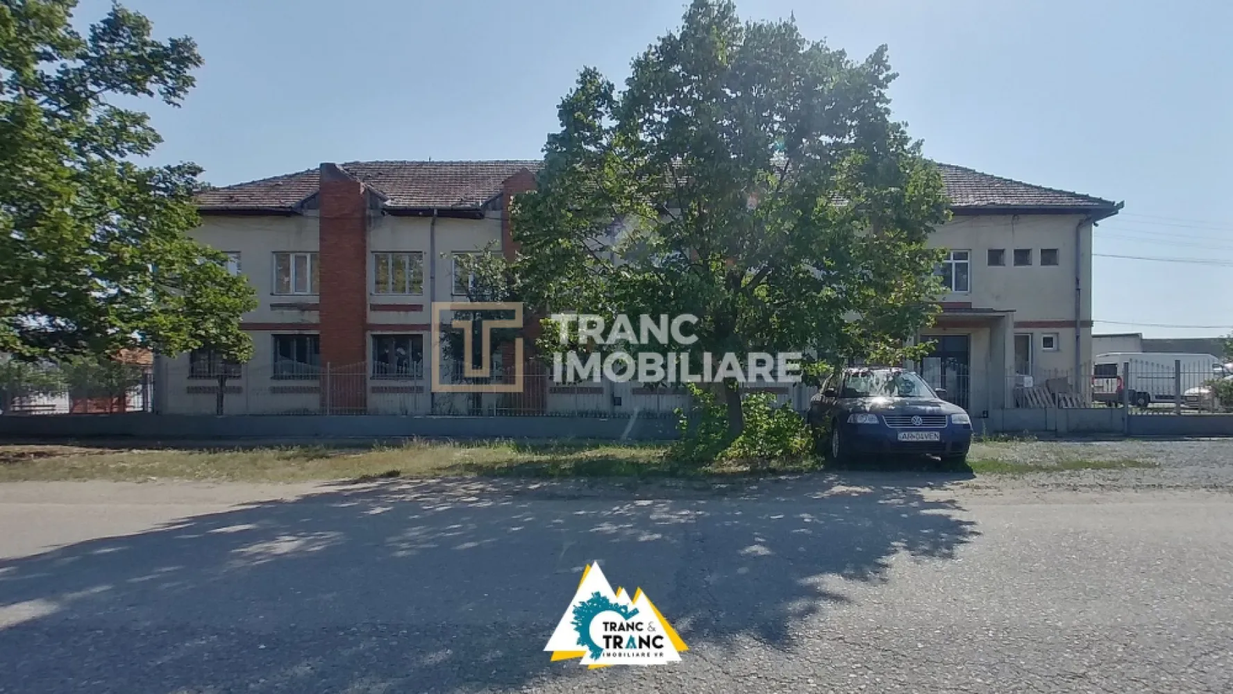 Clădire împunătoare de 540 mp pe 2 nivele în Sânnicolau Mic - Într-o zonă industrială aflată în plină expansiune, în Sânnicolau Mic, poți descoperi o clădire impunătoare, solidă și plină de potențial disponibilă la vânzare în exclusivitate prin Agenția Tranc Imobiliare. Construită pe piloni de beton, cu pereți din cărămidă și geamuri termopan, ea poartă în structura sa siguranța unei investiții de durată.

Poziția sa nu este întâmplătoare – se află în Sannicolau la intersecția a două străzi cu fronturi stradale de 9 ml la o strada și 30 ml la cealata strada care duce direct către noua centură a orașului. Clădirea se află într-o zonă unde prezentul se întâlnește cu viitorul și unde fiecare metru pătrat promite valoare în creștere.

Spațiul este generos de 540 mp desfășurați pe parter și etaj. La parter întâlnim, două încăperi vaste de depozitare de 90 mp fiecare, birou, grup sanitar și casa scării care așteaptă să își continue rolul funcțional. La etaj vom găsi, o sală deschisă de aproape 200 mp, completată de bucătărie, 2 holuri, grup sanitar și casa scării. În prezent, etajul își așteaptă următorul destin – poate o sală de sport, poate un atelier de creație, poate birouri moderne. În trecut a găzduit croitorii, antrenamente de judo, iar astăzi este pregătită să se reinventeze. Clădirea este ocupată de chiriașii existenți de la parter și își deschide orizontul pentru noi povești la etaj. 

Cu toate utilitățile la îndemână – curent trifazic, gaz, apă, canalizare, încălzire centrală – ea poate deveni ceea ce viitorul proprietar își dorește: spațiu de producție, depozitare, centru de fitness sau un sediu impunător de companie. În curte sau in fața clădirii exista posibilitate de parcare a autoturismelor sau a mașinilor de transport marfa.

Aici vei cumpăra mai mult decât ziduri. Cumperi o oportunitate sigură, o investiție ce promite profit și creștere odată cu dezvoltarea zonei și modernizarea accesului către centură.

Această clădire nu te așteaptă. Ea își caută următorul stăpân care să vadă dincolo de pereți, să simtă potențialul și să îl transforme în realitate.
Sună acum și descoperă cum această poveste poate deveni a ta.

Pretul afisat nu contine TVA