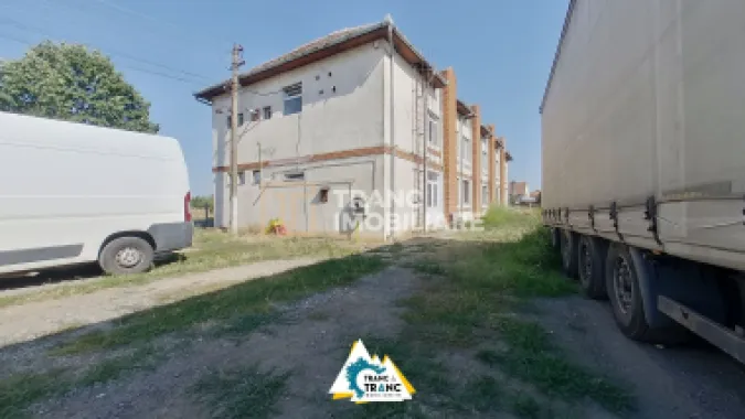 Clădire împunătoare de 540 mp pe 2 nivele în Sânnicolau Mic