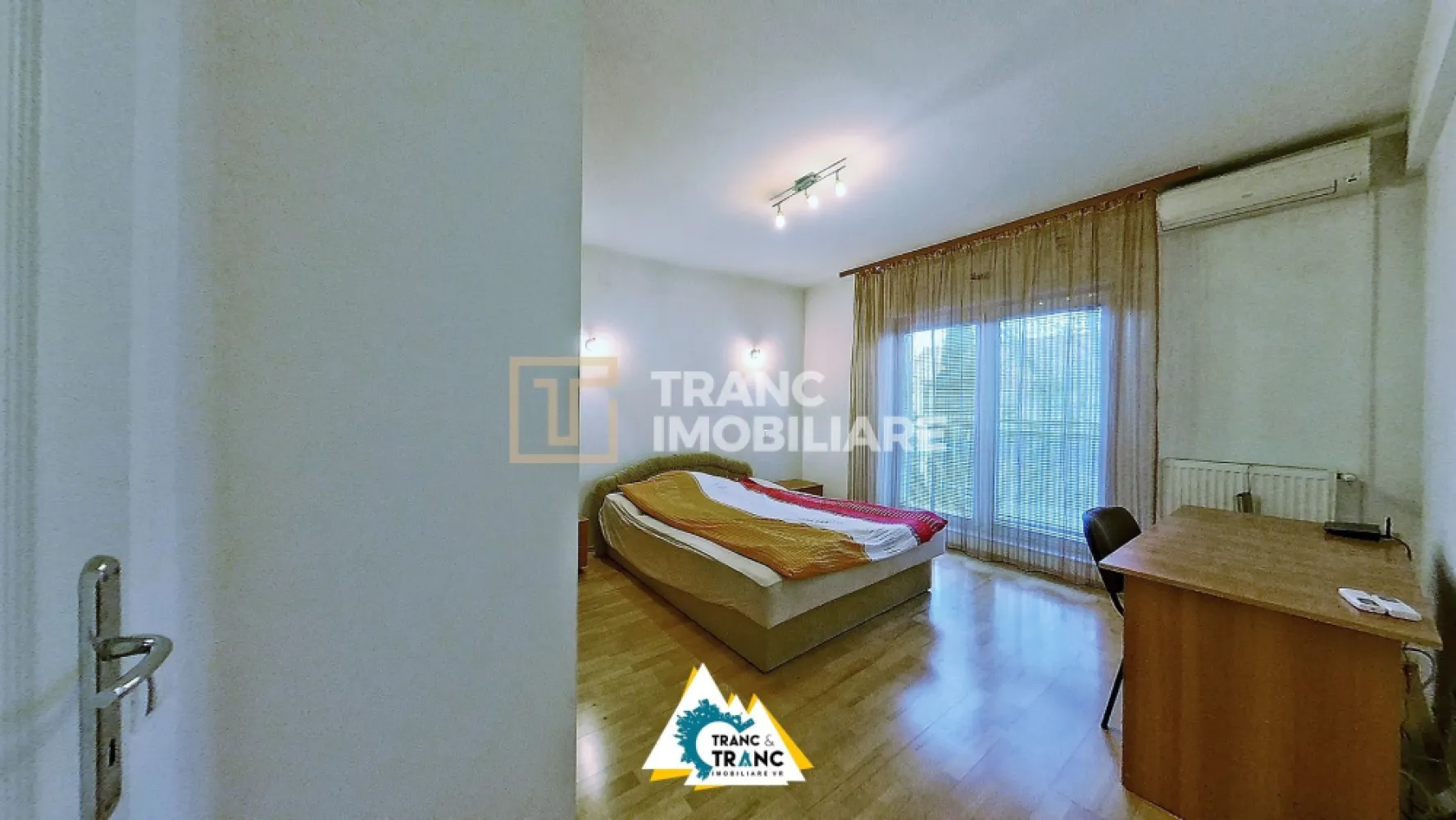 Apartament primitor si spatios cu 2 camere în Subcetate - Apartament primitor si spatios cu 2 camere în Subcetate

Îți prezentăm oportunitatea perfectă de a inchiria un apartament elegant și primitor, situat într-o zonă exclusivistă și liniștită a cartierului Subcetate din Arad. Cu o suprafață utilă generoasă de 68 mp și o suprafață desfășurată de 80 mp, acest apartament semidecomandat este ideal pentru cupluri sau familii tinere care apreciază confortul și siguranța.

Apartamentul dispune de 2 camere, o sufragerie spațioasă și luminoasă, un dormitor confortabil, o bucătărie complet echipată, un hol și o baie modernă cu vană. Este situat la etajul 1 din 2 într-un bloc solid construit în 2004 și beneficiază de centrală proprie și aer condiționat pentru confort maxim în orice anotimp. Apartamentul este complet mobilat și utilat, gata pentru mutare imediată, și include un loc de parcare securizat cu acces controlat.

Zona rezidențială exclusivistă și bine întreținută oferă un cadru perfect pentru relaxare și viața de familie. Vecinii liniștiți și accesul securizat asigură confort și siguranță deplină. Locația excelentă este aproape de centru, Ștrandul Neptun și sala de sport, cu o conectivitate foarte bună spre cartierele Micalaca și Aradul Nou. În plus, priveliștea plăcută și mediul sigur sunt ideale și pentru animalele de companie.

Acest apartament reprezintă alegerea ideală pentru cei care își doresc un cămin confortabil, modern și sigur, amplasat într-o zonă deosebită și bine conectată la facilitățile orașului.

Contactează-ne acum pentru a programa o vizionare și a descoperi locuința perfectă pentru tine!