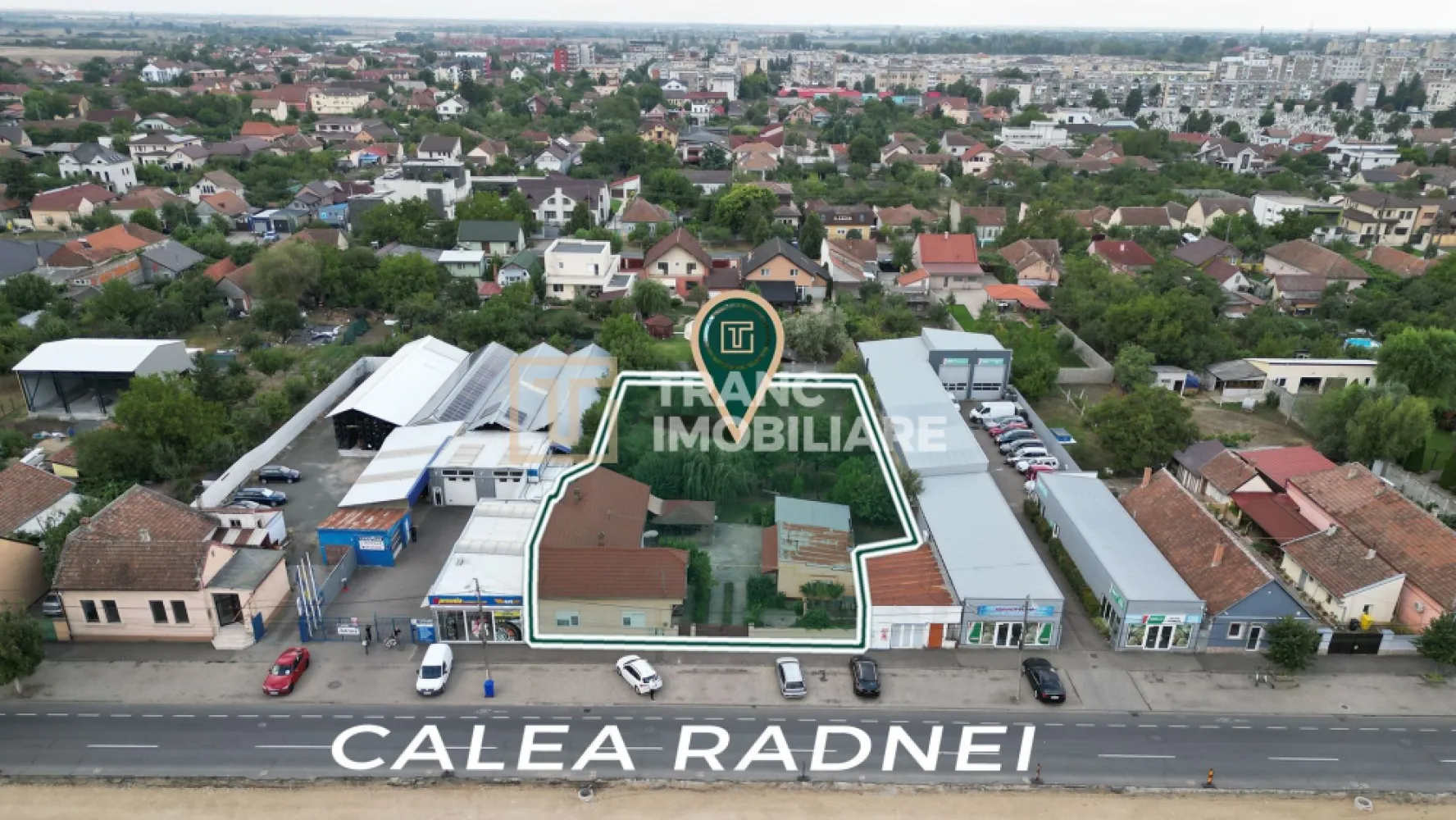 Teren pentru expunere comerciala de 2080 mp cu FS de 32 ml, cu birouri, Micalaca - Vreti sa porniti sau sa va relocati o afacere într-un spațiu amplu, cu vizibilitate excelentă pe Calea Radnei, pe una dintre cele mai circulate artere din Arad?

Vă propun spre închiriere o proprietate specială, situată la câțiva pași de stația de tramvai și de hypermarketul Lidl, care vă oferă nu doar un spațiu de birouri sau o posibila locuinta, ci și un teren generos de 2.080 mp, cu un front stradal de 32 de metri. 

Este locul ideal pentru orice activitate care are nevoie de vizibilitate, trafic pietonal și auto sau un spațiu amplu de depozitare. Poate deveni alegerea perfectă dacă doriți să începeți ori să relocați un business de vânzare de utilaje ușoare, biciclete, arbori și plante ornamentale, mașini second-hand sau de închiriat. La fel de bine se pretează pentru un magazin de materiale de construcții și finisaje – gresie, faianță, marmură, piatră decorativă sau granit. Totodată, spațiul este excelent pentru o spălătorie auto, o vulcanizare sau alte tipuri de servicii. Practic, posibilitățile sunt nelimitate și țin doar de viziunea și creativitatea antreprenorului.

Proprietatea este compusă dintr-o casă cu 4 camere, 2 băi, 2 holuri, dispuse pe un singur nivel, cu pod și un garaj dublu de 45 mp. În curte regăsiți un foișor spațios, o grădină amenajată și o livadă de pomi fructiferi, toate accesibile printr-o poartă auto dublă și o poartă pietonală. Curtea este betonată, ceea ce o face ideală pentru acces auto, marfă sau chiar expunere de produse.

Casa a fost folosită până în prezent ca locuință, dar este perfect pretabilă pentru birouri, showroom, cabinete medicale, spații de servicii sau chiar un restaurant ori o spălătorie auto. Două camere sunt renovate modern, iar restul spațiilor, deși nu au mai fost renovate de 20 de ani, sunt curate și întreținute.

Ce aduce un plus de valoare acestei proprietăți este flexibilitatea proprietarilor – sunt deschiși la orice propunere de amenajare sau modernizare și, în anumite limite stabilite prin contract, chiar la demolări și reconstrucții parțiale, în funcție de nevoile chiriașului. Practic, aveți libertatea de a vă transforma spațiul după viziunea propriei afaceri.
Zona este un avantaj în sine: acces imediat la transport în comun, hypermarket, benzinărie, farmacii, magazine și trafic intens, toate la câțiva pași. Într-o zonă unde spațiile comerciale disponibile sunt extrem de rare, această oportunitate poate fi exact ceea ce căutați pentru a vă asigura succesul afacerii.

 Pentru a profita de aceasta sansa unica, nu ezitati sa ne contactati