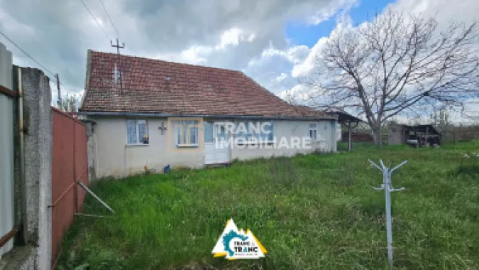 Casă cu 2 camere în stil tradițional, în Iratoșu