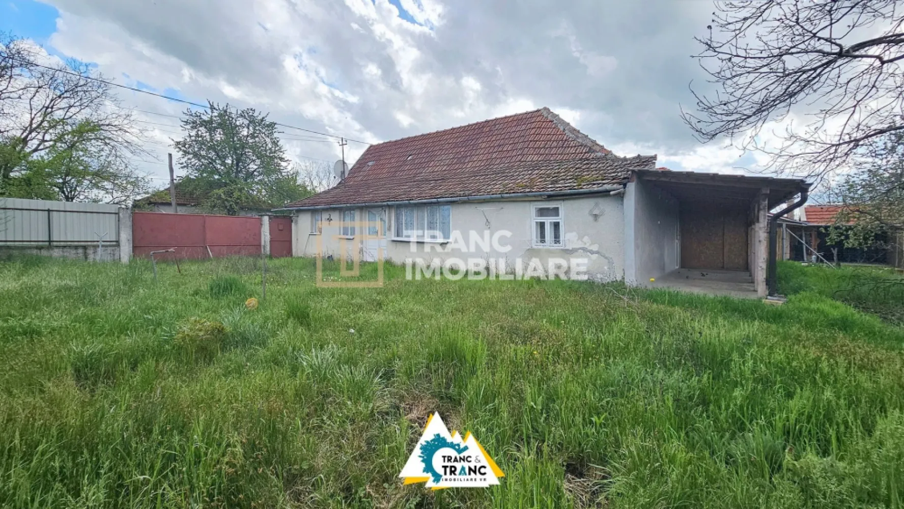 Casă cu 2 camere în stil tradițional, în Iratoșu - Daca doresti sa te muti intr-o casa cu 2 camere la un pret convenabil pe o raza de 20 km in afara Aradului, intr-un sat linistit, cu localnici muncitori si prietenosi. Daca cauti o casa cu acces la drum asfaltat, atunci casa pe care ti-o vom prezenta in continuare este pentru tine.

Casa pe care dorim sa ti-o prezentam este compusa dintr-un hol, 1 bucatarie, 1 sufragerie, 1 dormitor si 1 terasa. Casa dispune de curent electric si apa de la retea, nu are scurgere, iar gazul este asigurat de o butelie. Incalzirea este asigurata de teracote.

Casa este construita din vaiuga, dar renovata, iar peretii sunt protejati de umiditate, terenul de 3890 m2, pe care este construita casa de aproximativ 60 m2 construiti, are frontul stradal de 18 m. Casa este locuibila si se vinde mobilata. Indiferent ca de gandesti sa iti achizitionezi o casa de vacanta sau doresti sa te muti in ea, suntem siguri ca te vei bucura de linistea pe care o vei intalni in Iratosu. Ramele geamurilor si usile sunt din lemn. Terenul generos iti permite sa iti amenajezi gradina visata si iti ofera posibilitatea sa cresti si animale sau sa il amenajezi dupa bunul plac.

Indiferent ca te hotarasi sa o cumperi cu credit sau cu plata integrala, iti vom fi alaturi pe tot parcursul procesului de tranzactionare. Pentru mai multe informatii sau pentru a programa o vizionare, nu ezita sa ne contactezi.