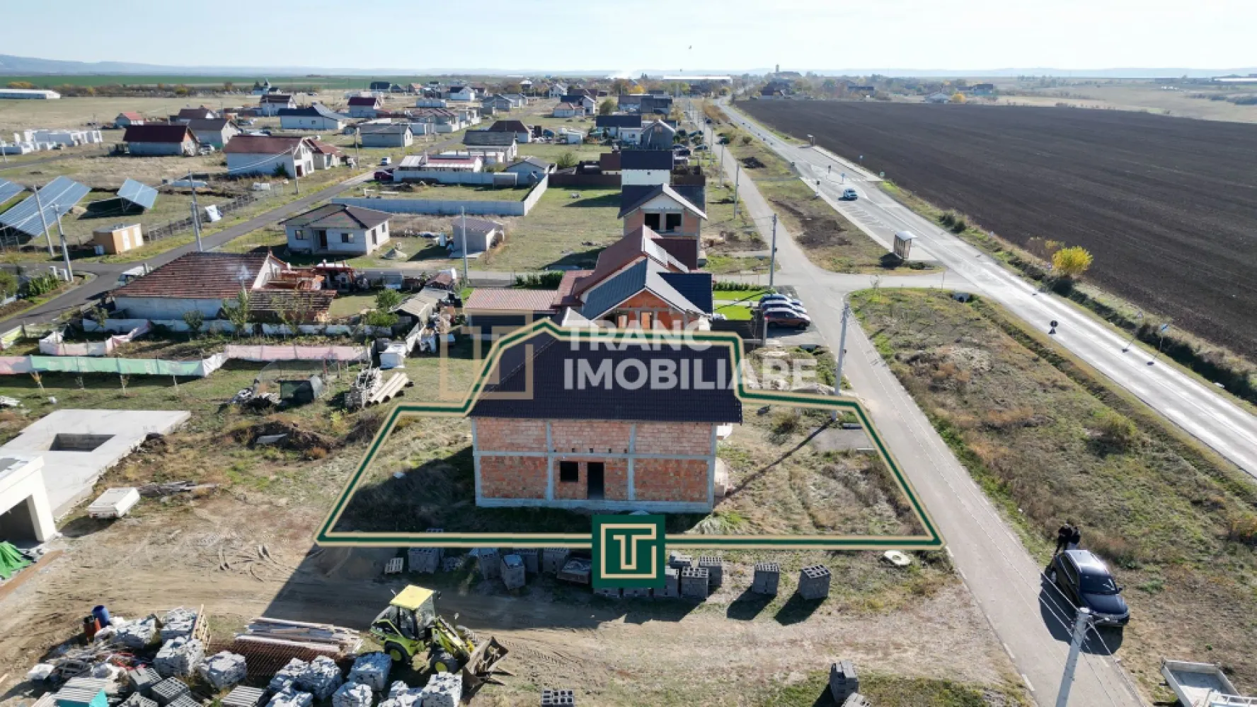 Casă la roșu cu 5 camere în Aluniș, județul Arad – ideală pentru o familie! - Casă la roșu cu 5 camere în Aluniș, județul Arad – ideală pentru o familie!

Dacă visezi la o locuință spațioasă, construită solid și amplasată într-o zonă liniștită, această casă la roșu din Aluniș, județul Arad, este o oportunitate excelentă pentru tine!

Proprietatea are o suprafață utilă de 195 mp (246 mp desfășurați) și este amplasată pe un teren de 500 mp, cu un front stradal de 17 metri. Construită în anul 2019, casa este ridicată pe două niveluri – parter și etaj – oferind un spațiu generos și o compartimentare practică pentru o familie. La parter se află bucătăria, sufrageria, o baie și un dormitor, iar la etaj sunt trei dormitoare, două balcoane, o baie și două dressinguri.

Construcția este realizată din cărămidă, cu fundație solidă din beton și acoperiș din țiglă ceramică. Sapa a fost deja turnată, oferind un avantaj important pentru viitorii proprietari care doresc să continue amenajarea.

Utilitățile sunt în proximitate – curentul la 50 m, iar apa, canalizarea și gazul se află la stradă. Zona este liniștită, cu vecini prietenoși și acces facil la principalele puncte de interes din localitate.

Această casă reprezintă o alegere excelentă pentru cei care își doresc să finalizeze și să personalizeze locuința după propriul gust, într-un cadru plăcut și sigur.