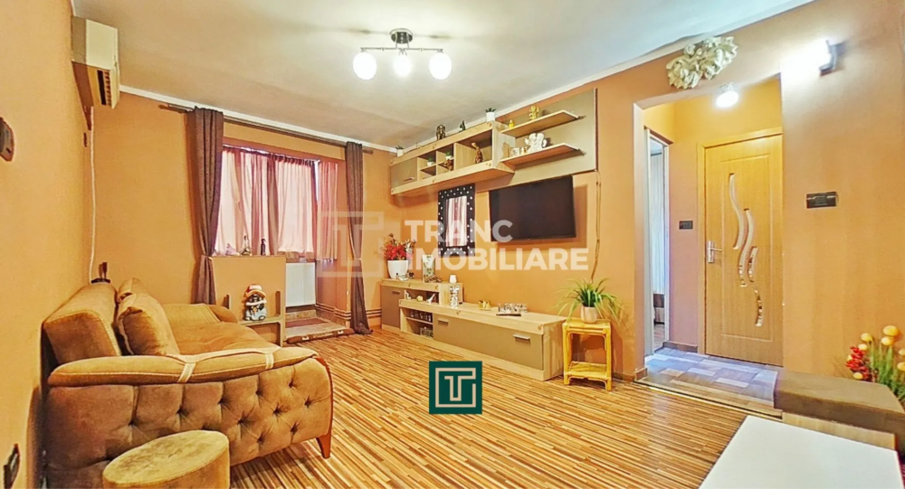Apartament cu 2 camere complet renovat în Aurel Vlaicu – confort și vedere super - Apartament cu 2 camere complet renovat în Aurel Vlaicu – confort și vedere superbă

Dacă îți dorești un apartament modern, luminos și gata de mutare, această proprietate din cartierul Aurel Vlaicu, Arad, este alegerea ideală! Cu o suprafață utilă de 45 mp (55 mp desfășurați), apartamentul este semidecomandat și bine compartimentat, oferind o sufragerie spațioasă, un dormitor confortabil, o bucătărie complet utilată, o baie modernă și un balcon cu o priveliște superbă asupra orașului.

Situat la etajul 9 dintr-un bloc cu 10 niveluri, apartamentul a fost complet renovat în 2020 și se vinde mobilat și utilat integral. Beneficiază de centrală termică pe gaz nouă, instalație electrică și sanitară pe cupru, calorifere metalice și aer condiționat — totul pregătit pentru confortul tău zilnic.

Zona este excelentă, având în imediata apropiere școală, hypermarket, restaurante, piață, stații de tramvai și autobuz, precum și alte facilități esențiale pentru o viață comodă și ușoară.

Este locuința perfectă pentru un cuplu tânăr sau o persoană care caută un apartament complet echipat, într-o zonă dinamică și bine conectată a orașului.
Apartamentul se vinde exact ca în poze – curat, îngrijit și gata de mutare!