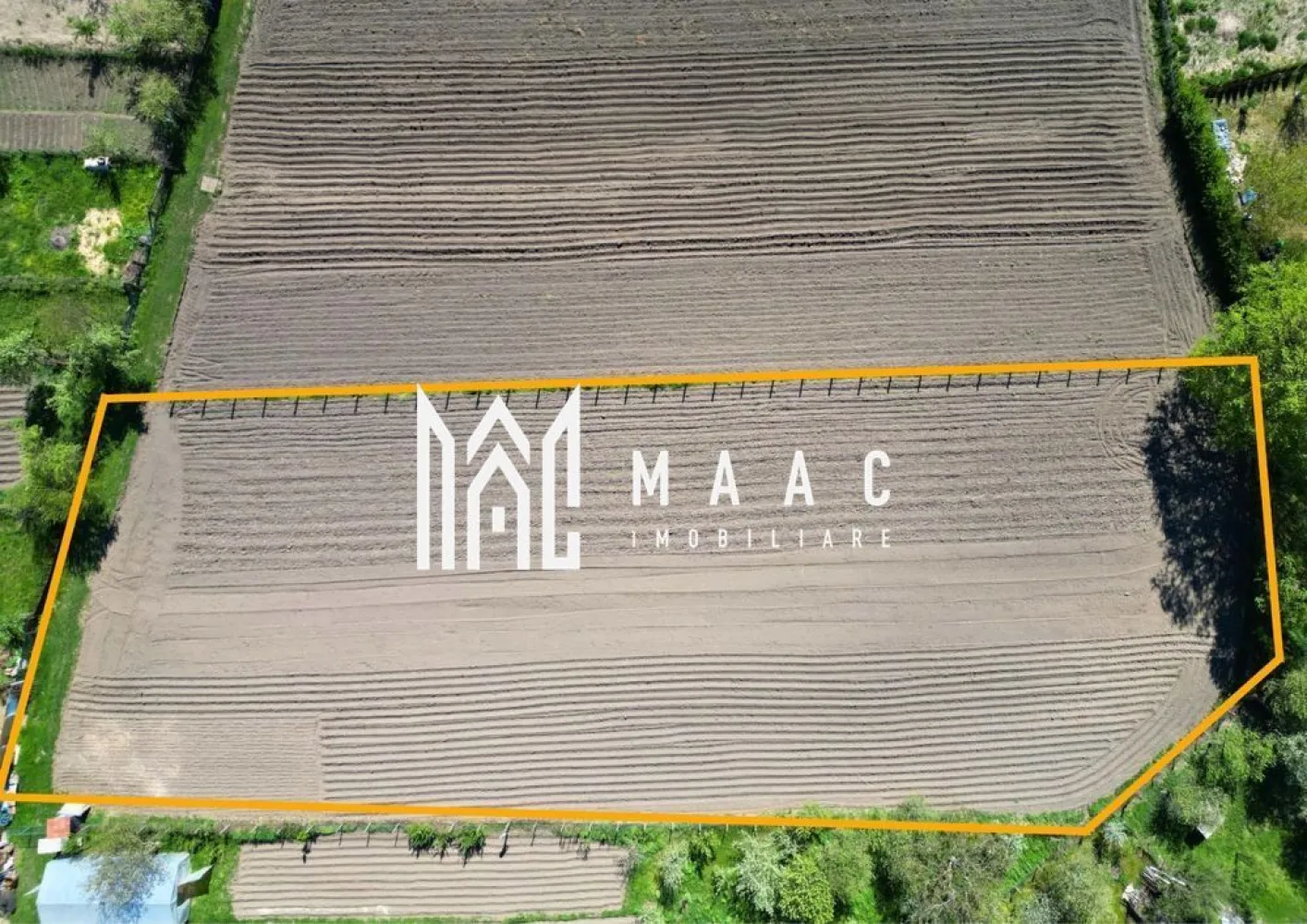 Teren | Intravilan | 3400 Mp | - MAAC Imobiliare vă oferă spre vânzare un teren intravilan de 3400 metri pătrați în orașul Avrig.

Descriere: Terenul este situat la intrarea în orașul Avrig, în apropierea stației Peco Octano.

Investiția se pretează perfect pentru parcelare în vederea construirii de locuințe sau pentru dezmembrarea unei afaceri, fiind situat în apropiere de DN1.

Pentru mai multe detalii, vă rugăm să ne contactați specificand ID: CP2308841