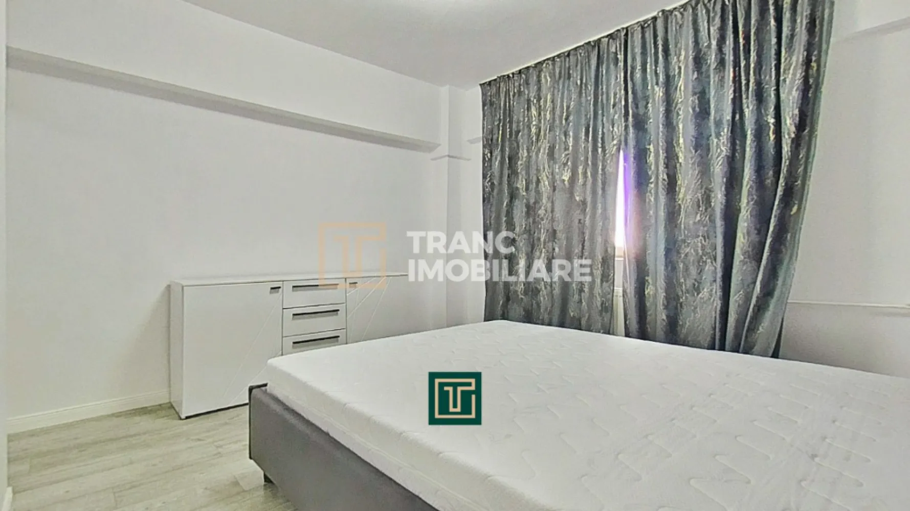 Apartament modern cu 2 camere de închiriat – Arad, Micălaca Zona 300 - Îți propunem spre închiriere un apartament luminos, primitor și complet renovat în 2025, situat într-una dintre cele mai căutate zone din Arad – Micălaca 300, un cartier liniștit, cu infrastructură excelentă și numeroase facilități la doar câțiva pași.

Apartamentul are 70 mp utili (80 mp desfășurați) și este situat la etajul 8/9 într-un bloc solid, construit în 1988. Compartimentarea este semidecomandată și foarte practică: 1 dormitor încăpător, living cu bucătărie open-space, 1 baie, 1 balcon cu vedere frumoasă asupra zonei.

Locuința se remarcă prin atmosfera îngrijită și plăcută, fiind mobilată și utilată complet, cu totul nou – de la mobilier la electrocasnice. Confortul este asigurat de încălzirea CET, aer condiționat și calorifere metalice.

Zona este un mare avantaj: aproape de Facultate, Malul Mureșului, parcuri, restaurante, cafenele, farmacie, hypermarket, transport în comun și spital privat. Tot ce ai nevoie se află la câteva minute de mers pe jos.

Este o locuință ideală pentru cei care își doresc un apartament modern, într-o zonă sigură, liniștită și cu acces rapid la punctele de interes ale orașului.