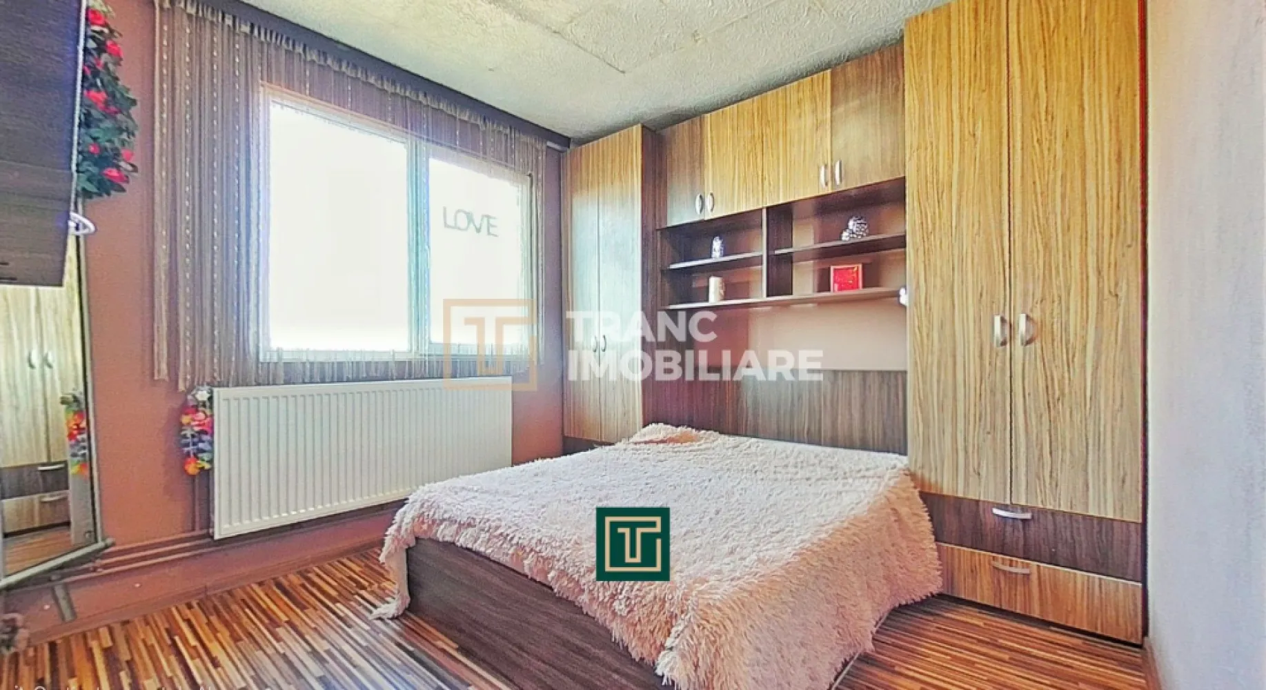 Apartament cu 2 camere complet renovat în Aurel Vlaicu – confort și vedere super - Apartament cu 2 camere complet renovat în Aurel Vlaicu – confort și vedere superbă

Dacă îți dorești un apartament modern, luminos și gata de mutare, această proprietate din cartierul Aurel Vlaicu, Arad, este alegerea ideală! Cu o suprafață utilă de 45 mp (55 mp desfășurați), apartamentul este semidecomandat și bine compartimentat, oferind o sufragerie spațioasă, un dormitor confortabil, o bucătărie complet utilată, o baie modernă și un balcon cu o priveliște superbă asupra orașului.

Situat la etajul 9 dintr-un bloc cu 10 niveluri, apartamentul a fost complet renovat în 2020 și se vinde mobilat și utilat integral. Beneficiază de centrală termică pe gaz nouă, instalație electrică și sanitară pe cupru, calorifere metalice și aer condiționat — totul pregătit pentru confortul tău zilnic.

Zona este excelentă, având în imediata apropiere școală, hypermarket, restaurante, piață, stații de tramvai și autobuz, precum și alte facilități esențiale pentru o viață comodă și ușoară.

Este locuința perfectă pentru un cuplu tânăr sau o persoană care caută un apartament complet echipat, într-o zonă dinamică și bine conectată a orașului.
Apartamentul se vinde exact ca în poze – curat, îngrijit și gata de mutare!