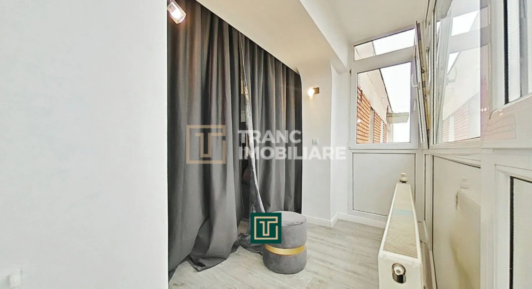 Apartament modern cu 2 camere de închiriat – Arad, Micălaca Zona 300 - Îți propunem spre închiriere un apartament luminos, primitor și complet renovat în 2025, situat într-una dintre cele mai căutate zone din Arad – Micălaca 300, un cartier liniștit, cu infrastructură excelentă și numeroase facilități la doar câțiva pași.

Apartamentul are 70 mp utili (80 mp desfășurați) și este situat la etajul 8/9 într-un bloc solid, construit în 1988. Compartimentarea este semidecomandată și foarte practică: 1 dormitor încăpător, living cu bucătărie open-space, 1 baie, 1 balcon cu vedere frumoasă asupra zonei.

Locuința se remarcă prin atmosfera îngrijită și plăcută, fiind mobilată și utilată complet, cu totul nou – de la mobilier la electrocasnice. Confortul este asigurat de încălzirea CET, aer condiționat și calorifere metalice.

Zona este un mare avantaj: aproape de Facultate, Malul Mureșului, parcuri, restaurante, cafenele, farmacie, hypermarket, transport în comun și spital privat. Tot ce ai nevoie se află la câteva minute de mers pe jos.

Este o locuință ideală pentru cei care își doresc un apartament modern, într-o zonă sigură, liniștită și cu acces rapid la punctele de interes ale orașului.