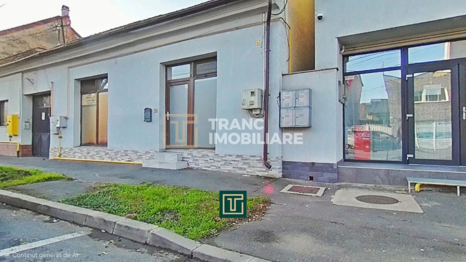 Apartament de vanzare la parter cu două intrări, Andrei Șaguna - Arad - Vă propunem spre vânzare un apartament cu 3 încăperi, situat pe strada Andrei Șaguna, într-o zonă excelentă din Arad, cu vizibilitate foarte bună și acces facil. Proprietatea are o suprafață utilă de 60 mp, suprafață construită desfășurată de 73 mp și este amplasată pe un teren de 141 mp, în curte comună, cu doar doi vecini.

Imobilul dispune de două intrări, una din stradă și una din curte, un avantaj major pentru activități comerciale sau servicii. Compartimentarea este practică și versatilă, incluzând trei încăperi, un spațiu de depozitare, un vestiar, o toaletă de serviciu și o baie cu duș, ceea ce îl face ideal pentru magazin, birou, salon sau activități din domeniul Horeca, ultima destinație fiind exact acest tip de activitate.

Apartamentul a fost renovat complet în 2021, fiind schimbate integral instalațiile termice și electrice. Instalația electrică este realizată din cupru, cu branșament trifazic de mare putere, iar încălzirea este asigurată de centrală termică pe gaz, cu calorifere metalice noi. Construcția este din cărămidă, oferind durabilitate și confort.

Poziționarea este un real avantaj, proprietatea aflându-se în apropiere de Pompieri, Poliție, Spitalul Județean, școli, farmacii, magazine, benzinării și mijloace de transport în comun.

O oportunitate excelentă pentru investiție sau desfășurarea unei activități comerciale într-o zonă intens circulată și bine cotată din Arad.

Pentru mai multe detalii sau programarea unei vizionări, nu ezitați să ne contactați.