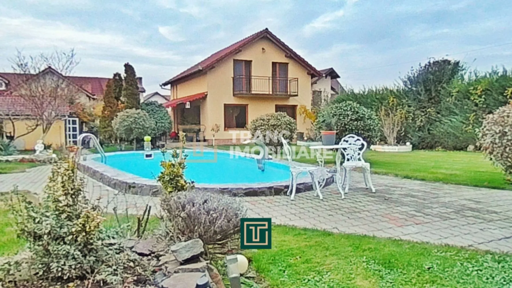 Casă impresionantă cu 15 camere, teren generos, piscină in Fantanele, Arad - Descoperă o proprietate rară pe piață, perfectă pentru familii numeroase, investiții rezidențiale sau proiecte de tip pensiune. Situată în Fântânele, Arad, această casă spațioasă, construită în 2006, se remarcă prin suprafața utilă de 433 mp, suprafața desfășurată de 522 mp și un teren generos de 1000 mp, cu un front stradal de 18 metri.

Proprietatea este formată din două corpuri, fiecare dispus pe P+E+M, ambele cu centrală termică proprie pe gaz. În total, casa oferă 15 camere, dintre care 11 dormitoare, 2 sufragerii, 2 bucătării, 6 băi, 3 balcoane, 2 terase și multiple spații de depozitare.
Primul corp include 2 dormitoare, 3 băi, sufragerie, bucătărie și balcon, iar cel de-al doilea corp dispune de 10 dormitoare, 3 băi, bucătărie, sufragerie, 2 balcoane, 2 terase și spații suplimentare de depozitare.

Curtea este un adevărat atu: piscină proprie, sistem de irigație automatizat, puț forat, spațiu suplimentar de depozitare și două terase ideale pentru relaxare. Construcția din cărămidă, fundația de beton, izolația exterioară, aerul condiționat, curentul trifazic și utilitățile de la rețea asigură confort pe tot parcursul anului.

Așezată într-o zonă liniștită și sigură, aproape de școli, magazine și transport în comun, această proprietate reprezintă o oportunitate excelentă pentru cei care caută spațiu, confort și multiple posibilități de utilizare.